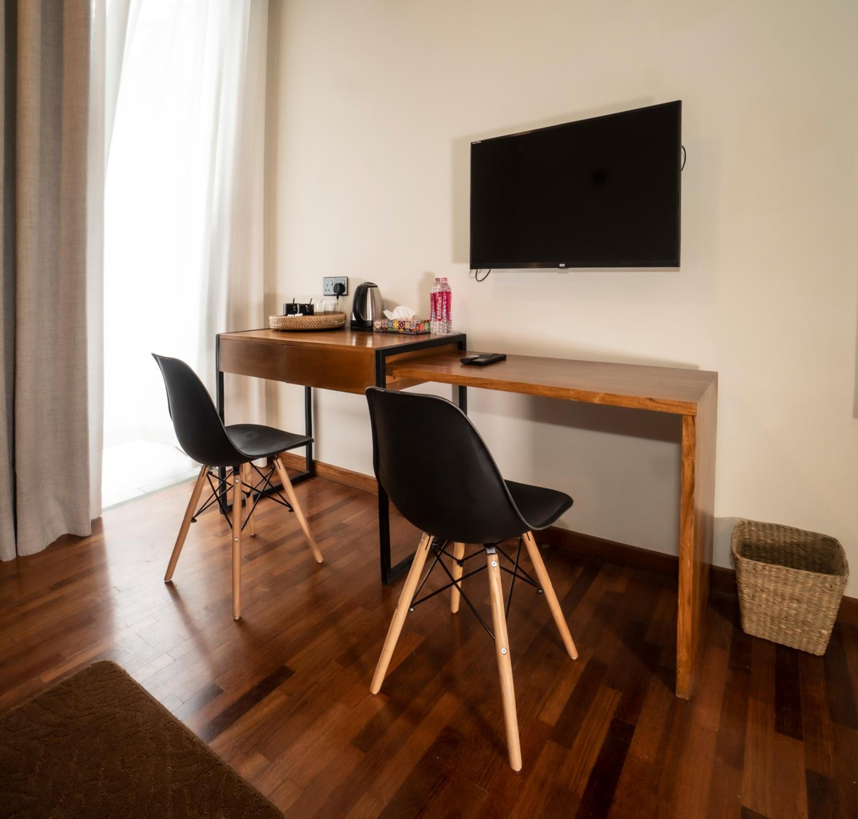 Deluxe Double Room with Balcony - Photo 4