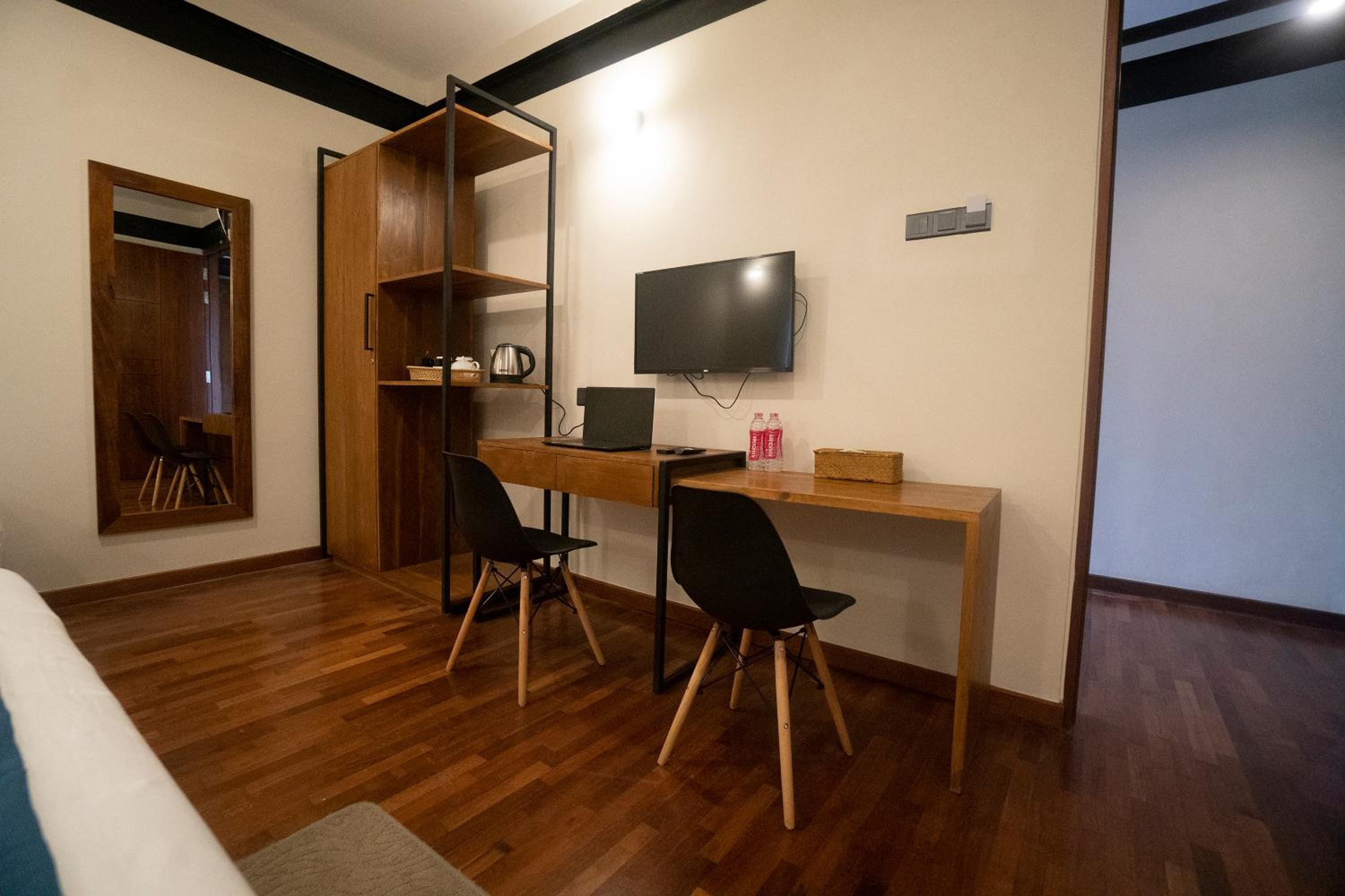 Deluxe Double Room with Balcony - Photo 9