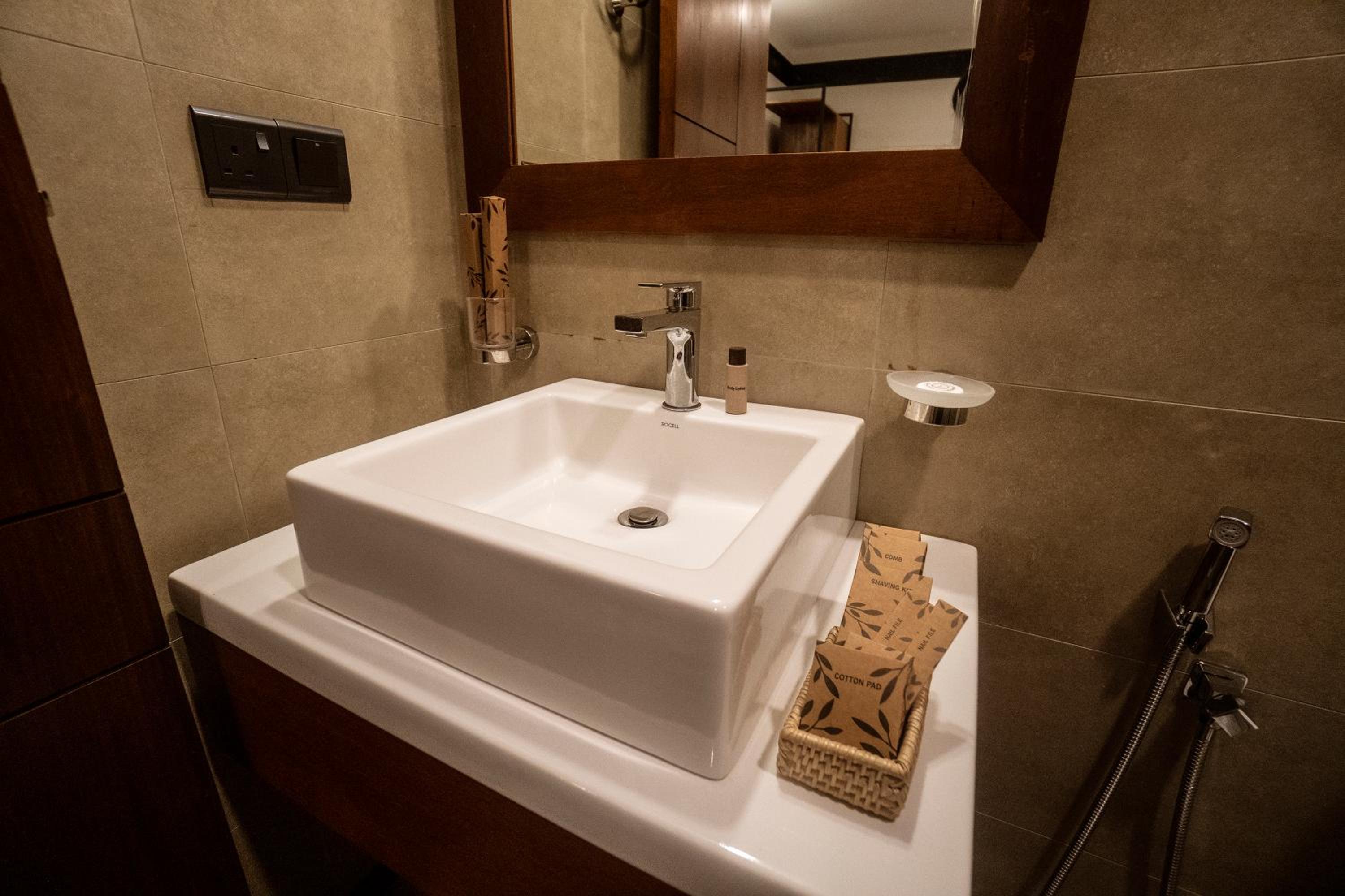 Deluxe Double Room with Balcony - Photo 10