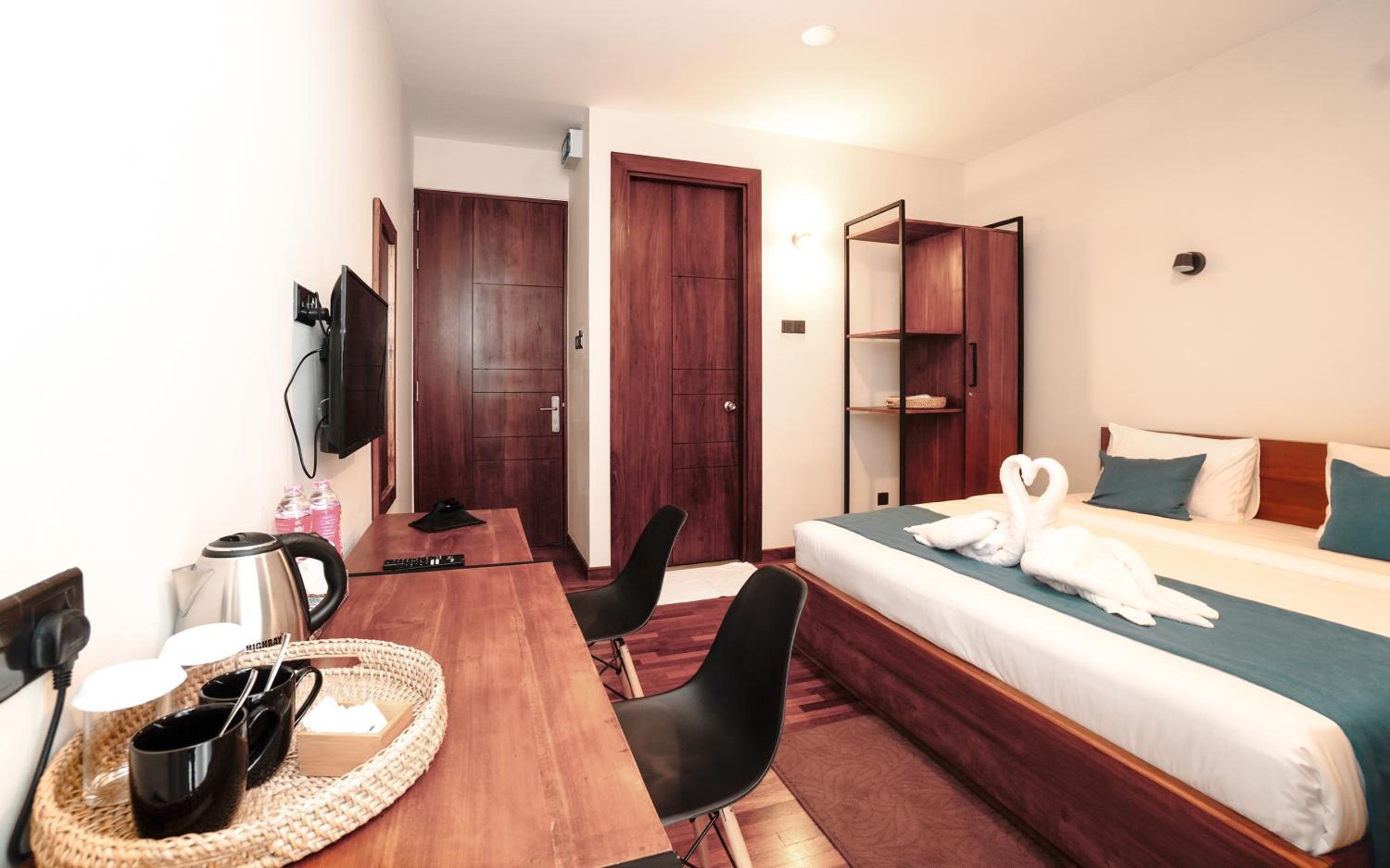 Deluxe Double Room with Balcony - Photo 11