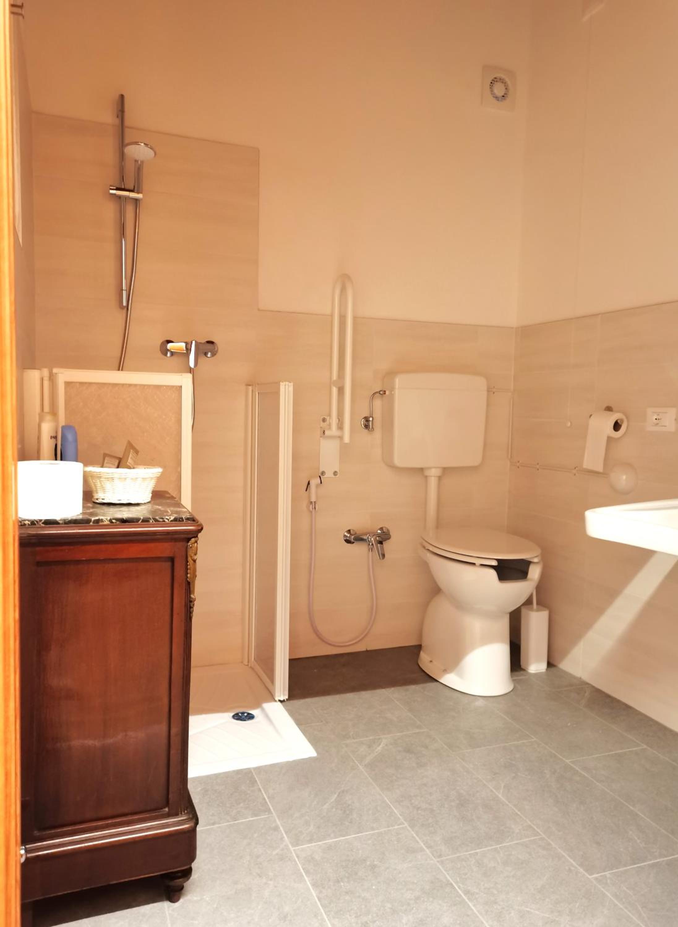 Double Room with Private Bathroom photo 2