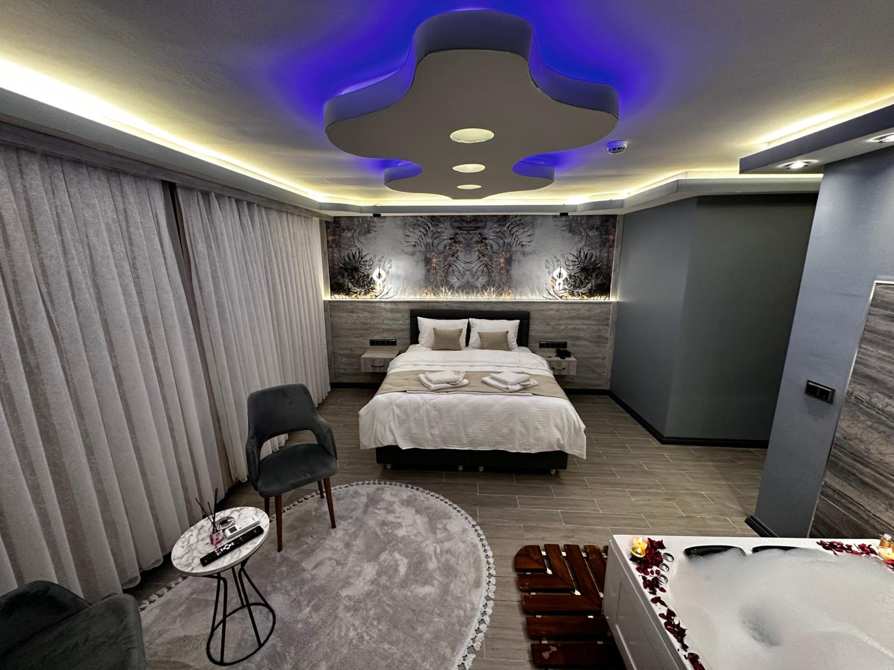 Suite with Spa Bath photo 1