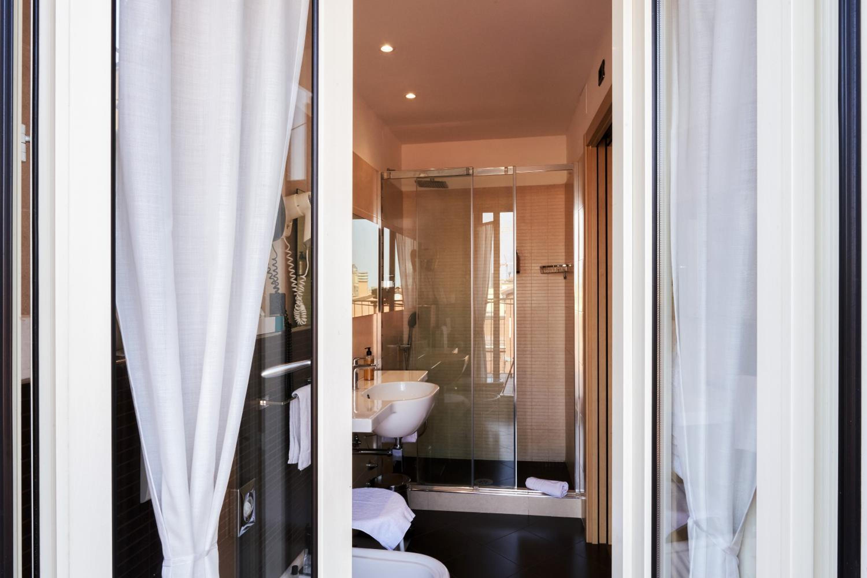 Single Room with Terrace thumbnail 5