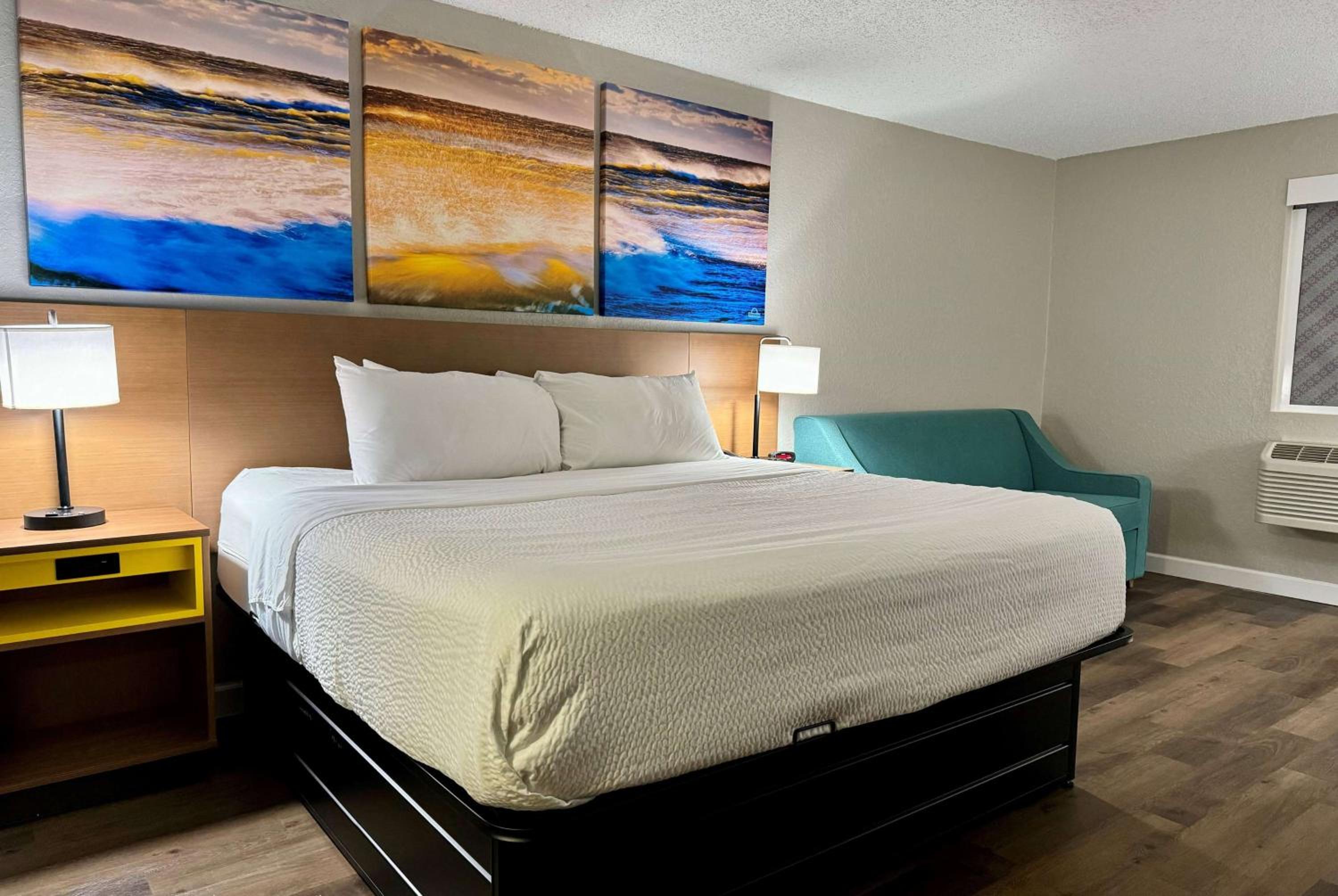 King Room with Roll-In Shower - Mobility/Hearing Accessible - Non-Smoking - Photo 1