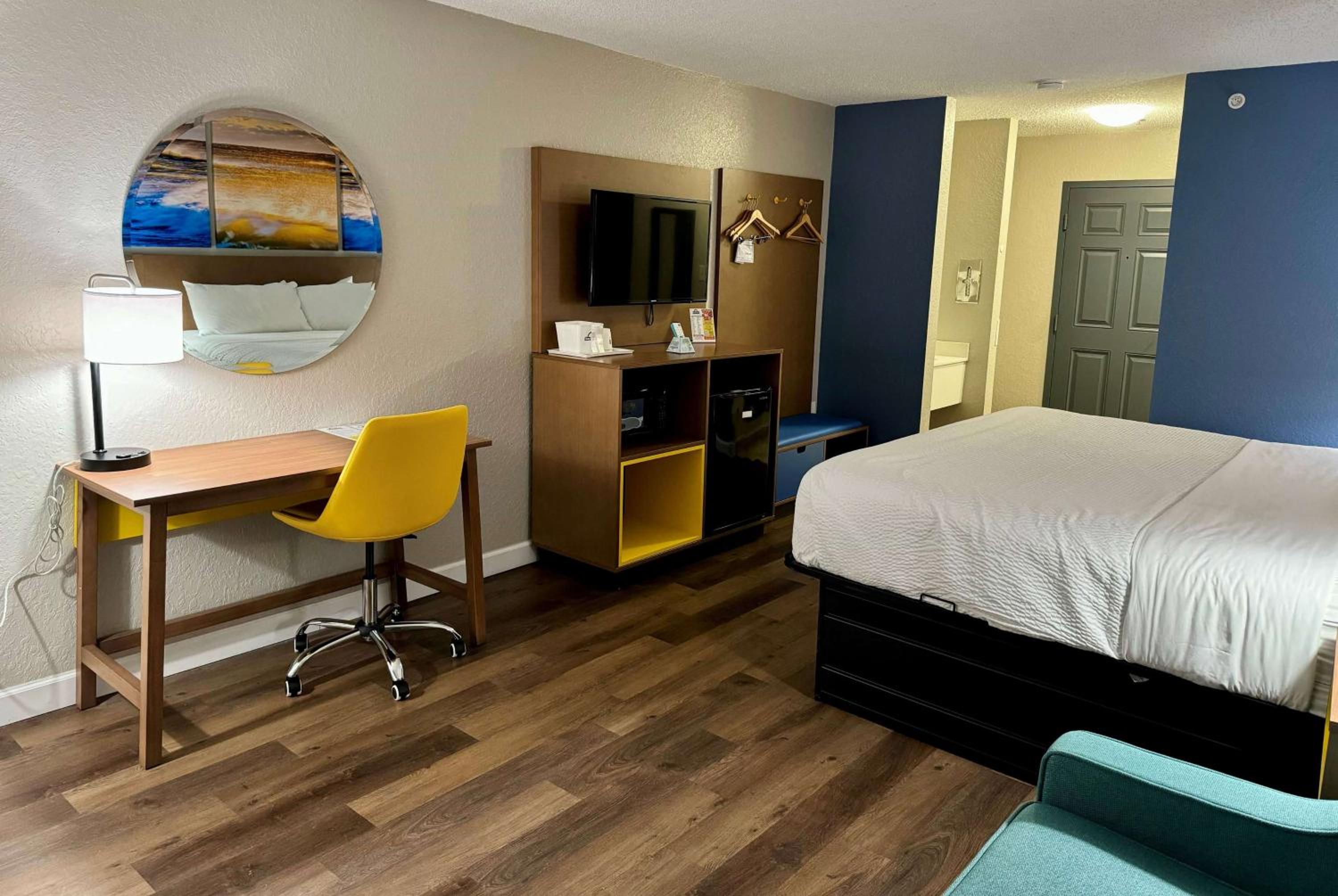 King Room - Non-Smoking - Photo 1