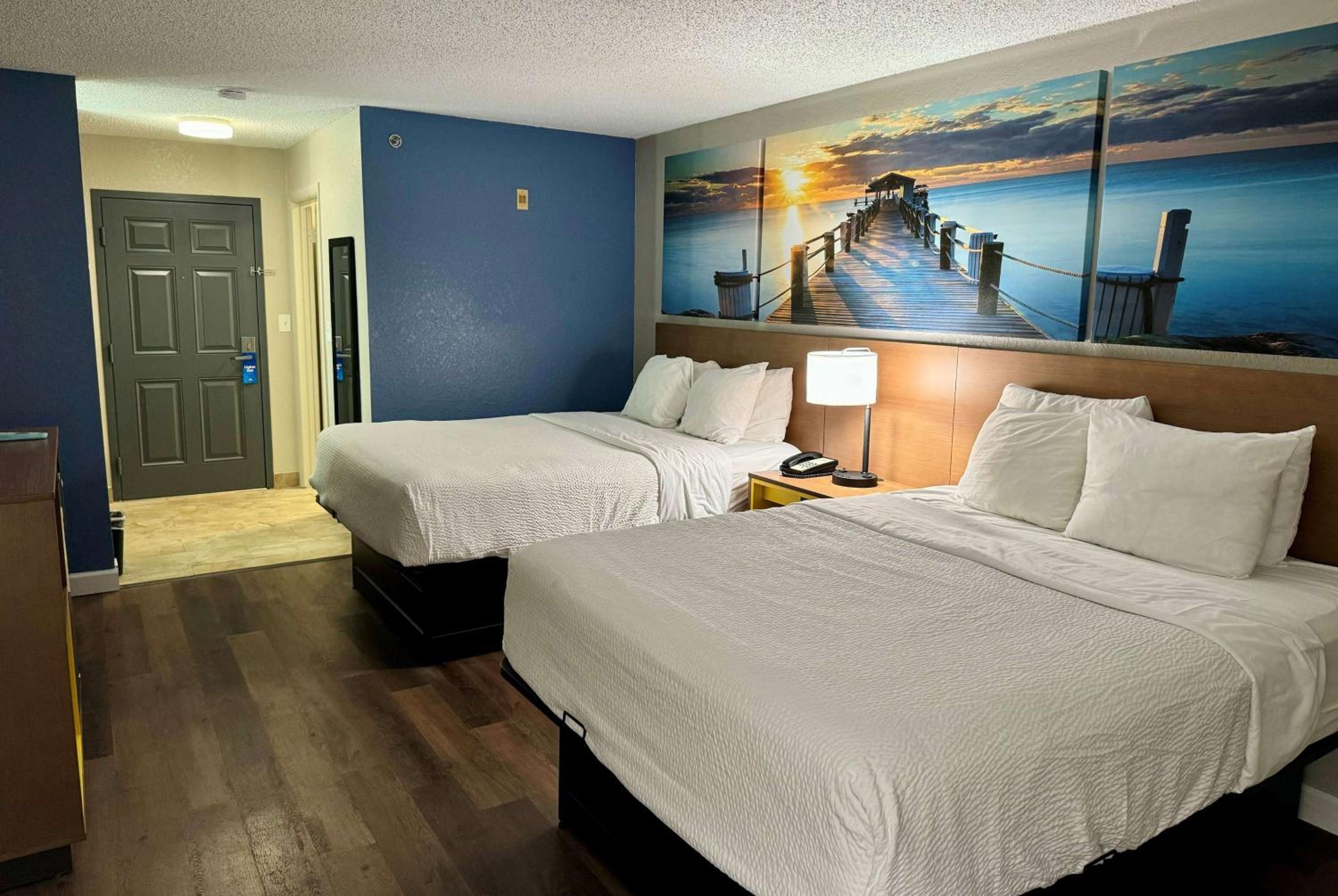 Queen Room with Two Queen Beds and Bath Tub - Mobility/Hearing Access - Non-Smoking photo 2