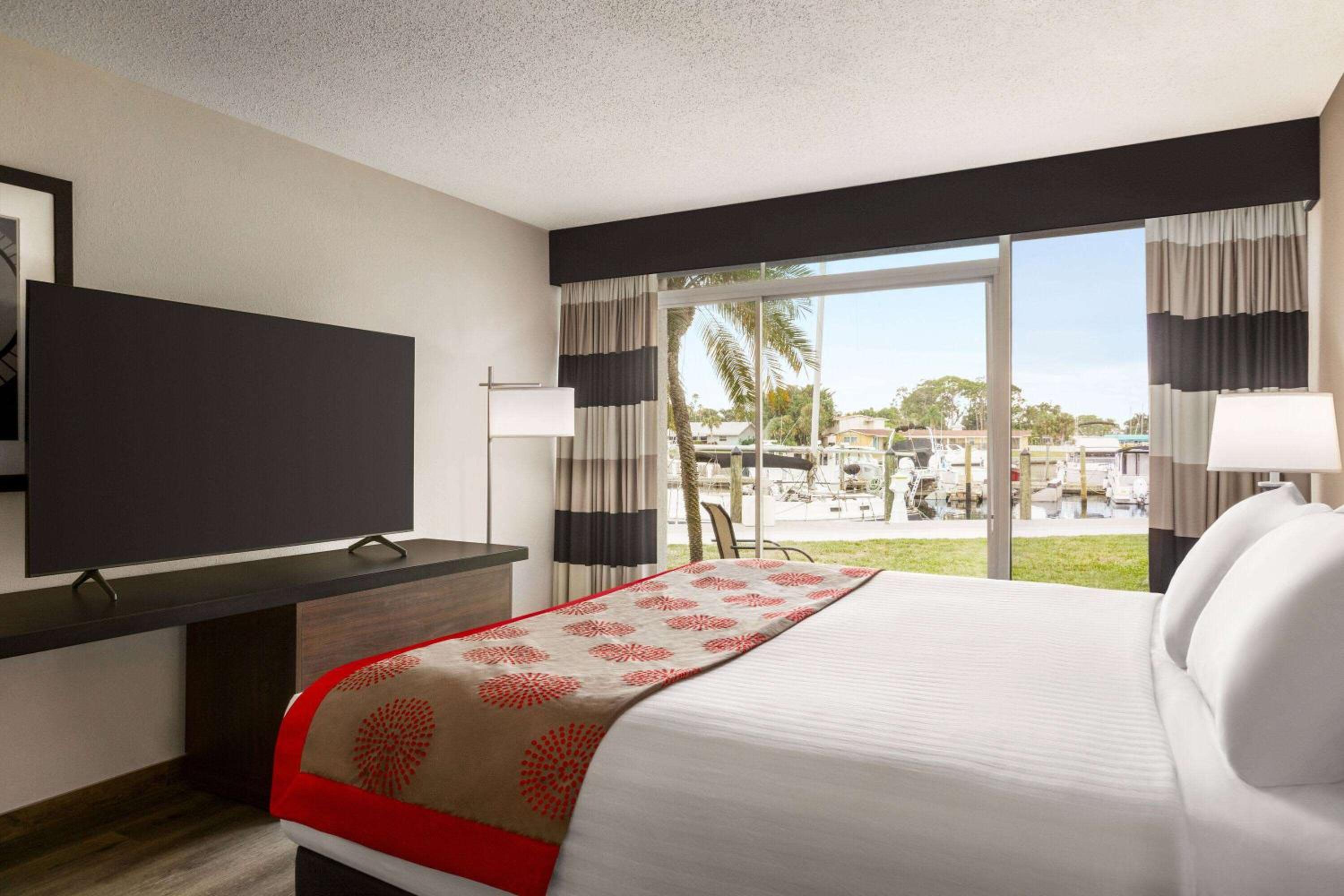 1 King Bed, Balcony/Patio, Water View, Non-Smoking - Photo 5