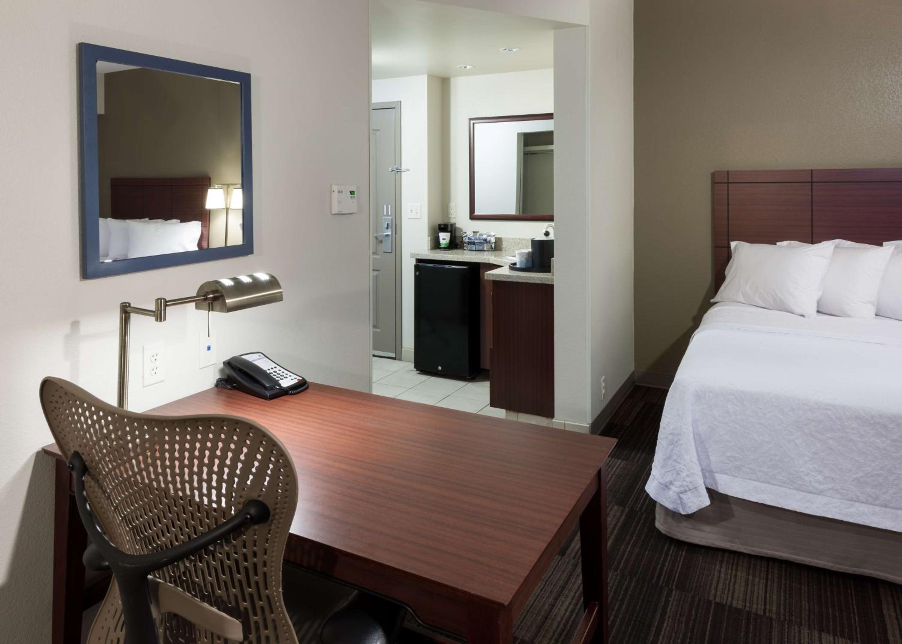 Queen Studio Suite with Two Queen Beds - Non-Smoking - Photo 4