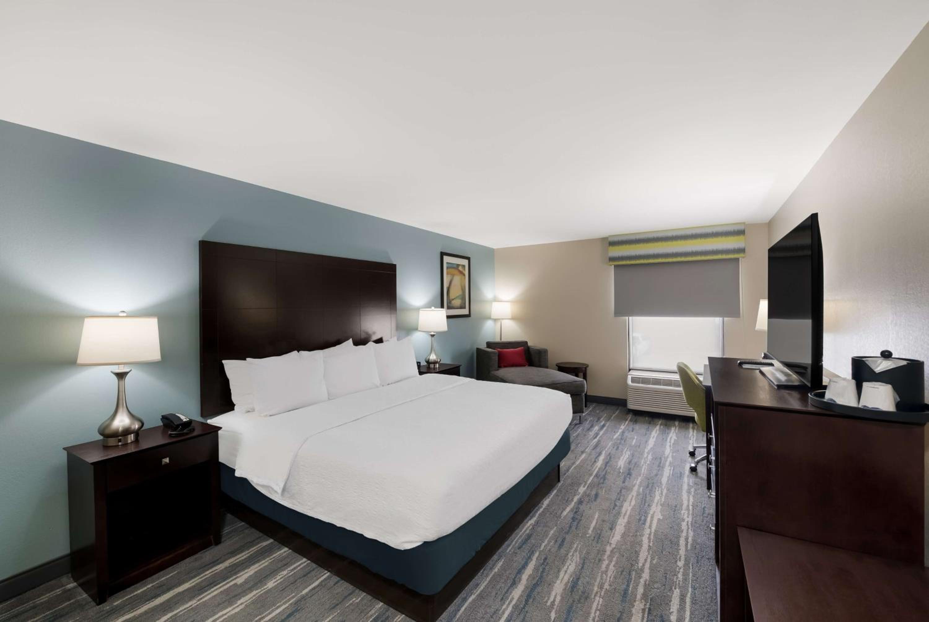 King Room with King Bed - Non-Smoking - Photo 1
