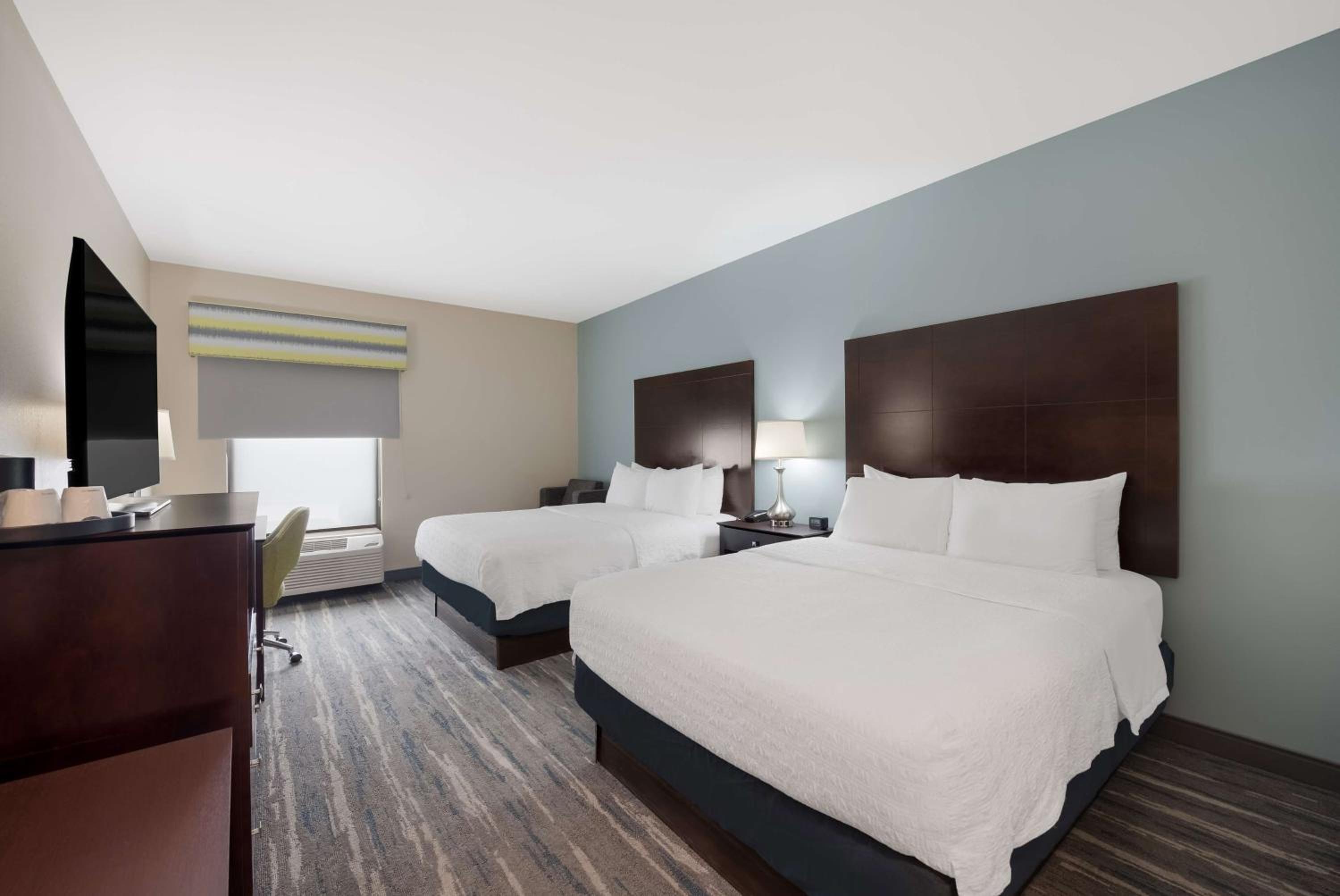 Room with Two Queen Beds - Non-Smoking - Photo 2