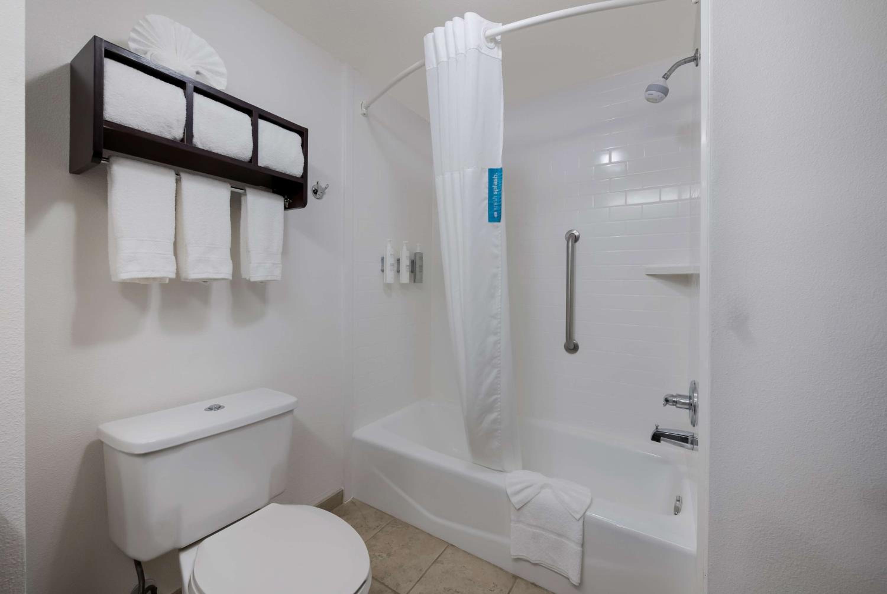 King Room with King Bed - Non-Smoking - Photo 8