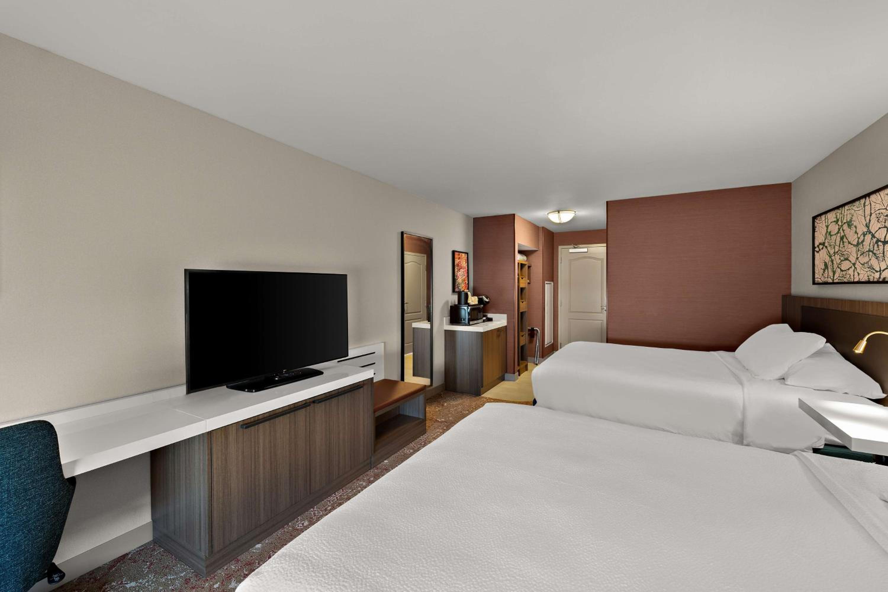 Queen Room with Two Queen Beds - Photo 4