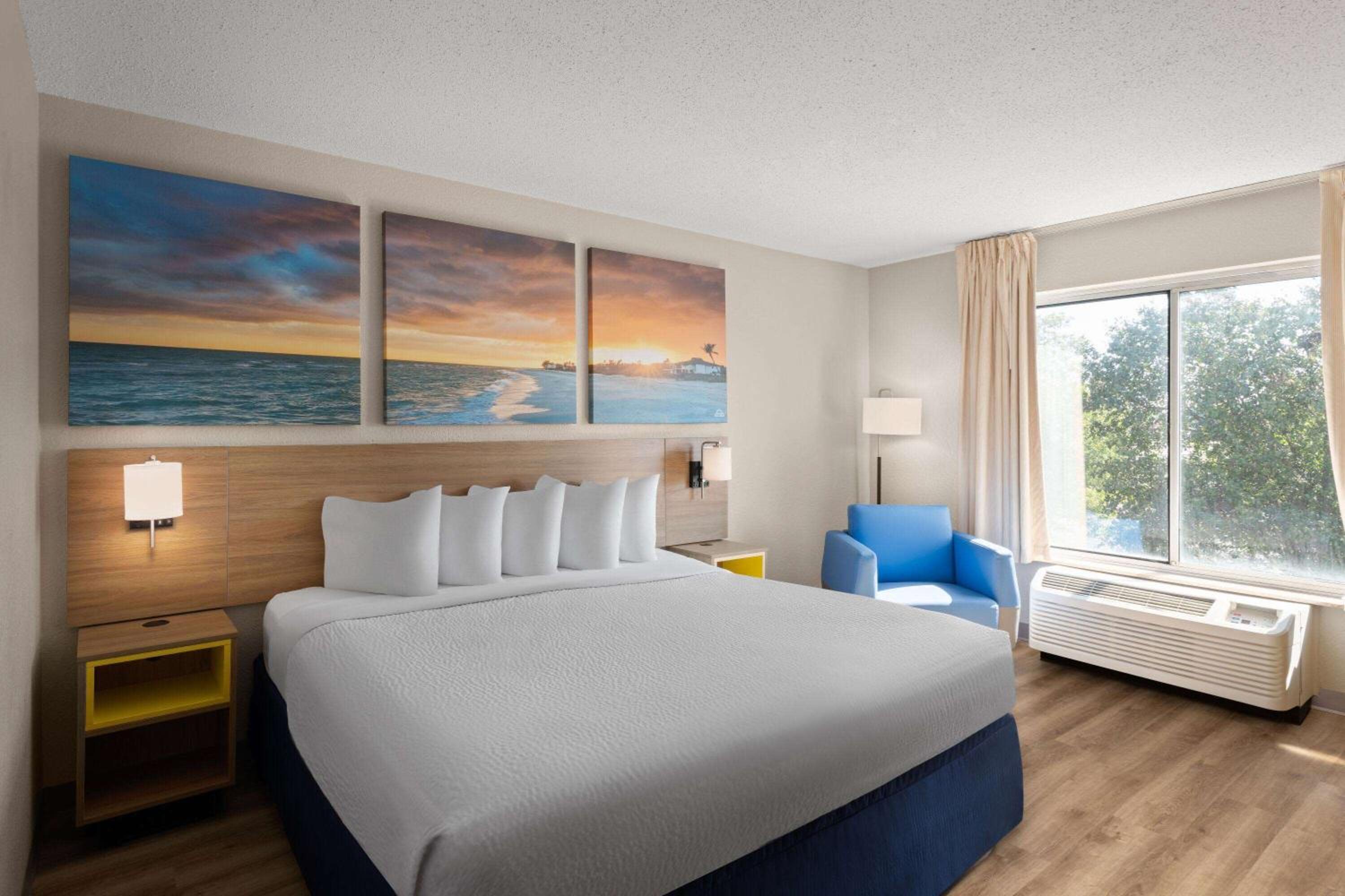 Deluxe King Room - Non-Smoking - Photo 1