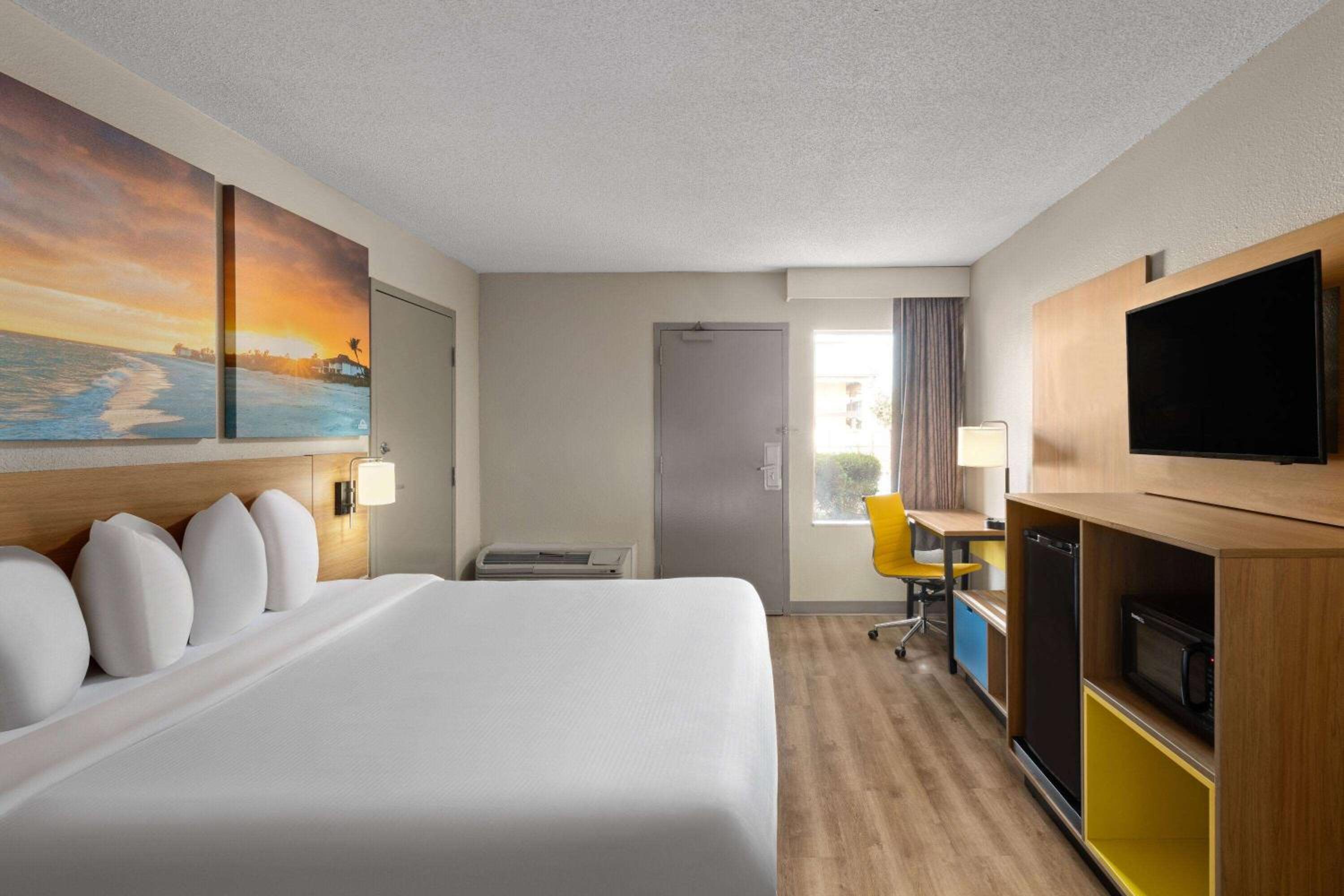 King Room with Roll-In Shower - Mobility Access/Non-Smoking - Photo 1