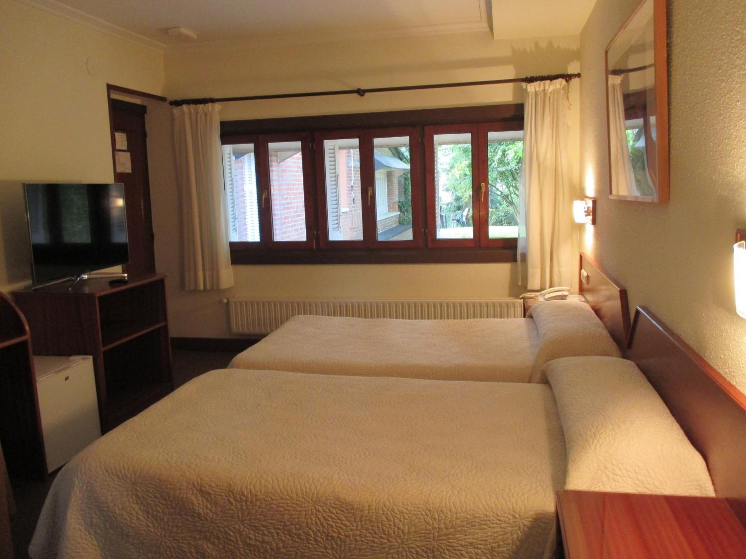 Economy Twin Room photo 3