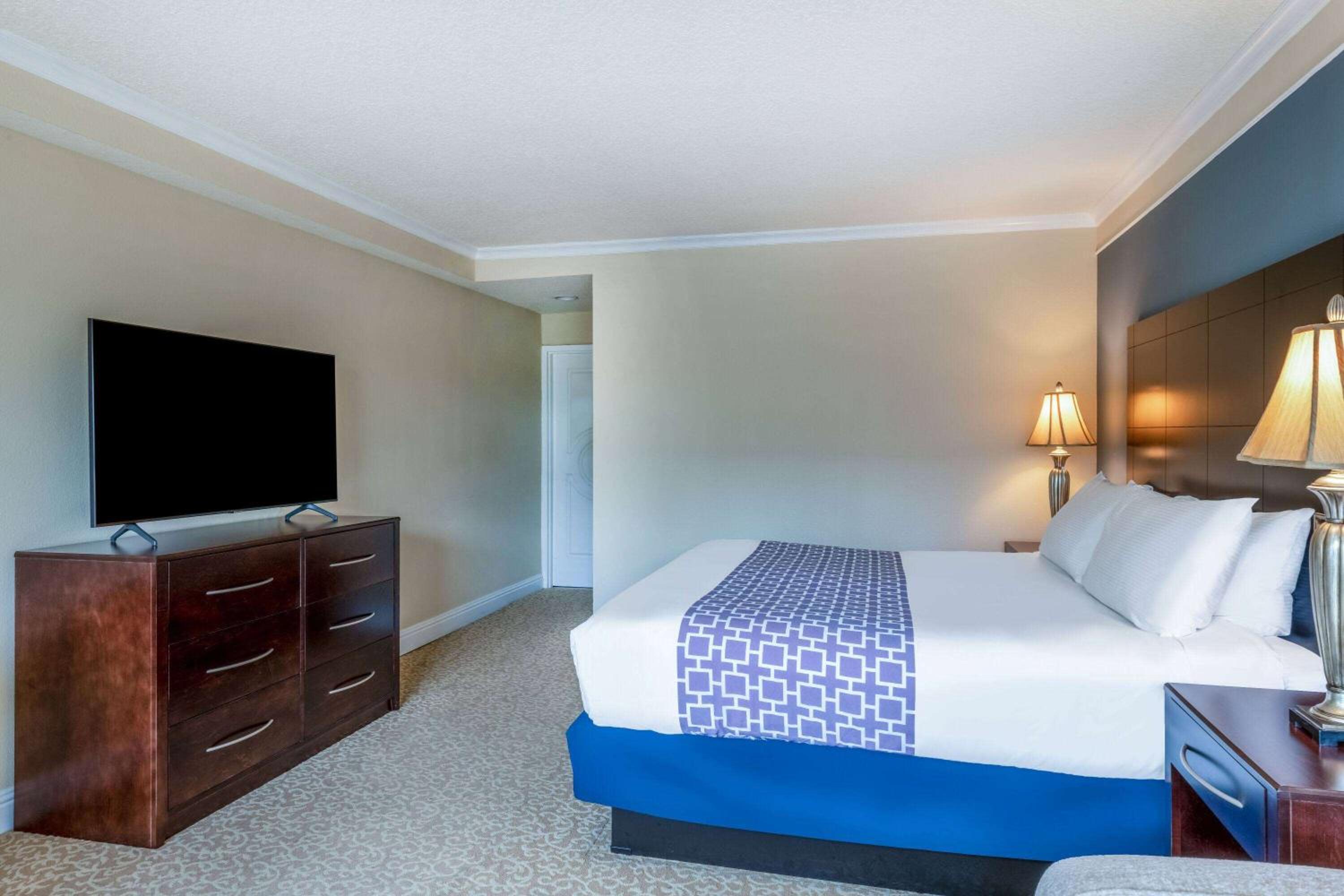King Room with Mobility/Hearing Imparied Access, Roll-in Shower, Non-Smoking - Photo 1
