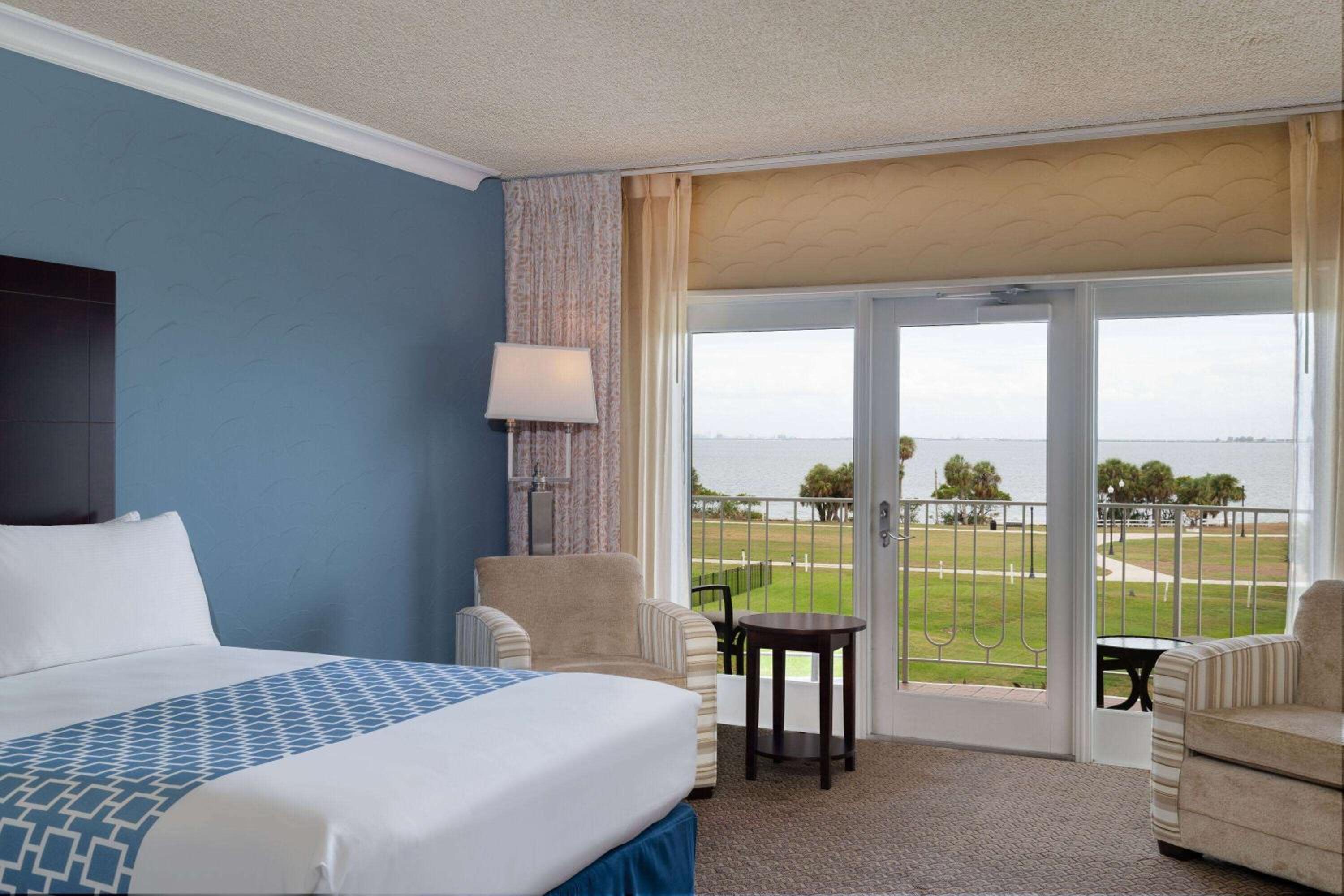 Superior Queen Room with Balcony and Bay View - Non-Smoking - Photo 2