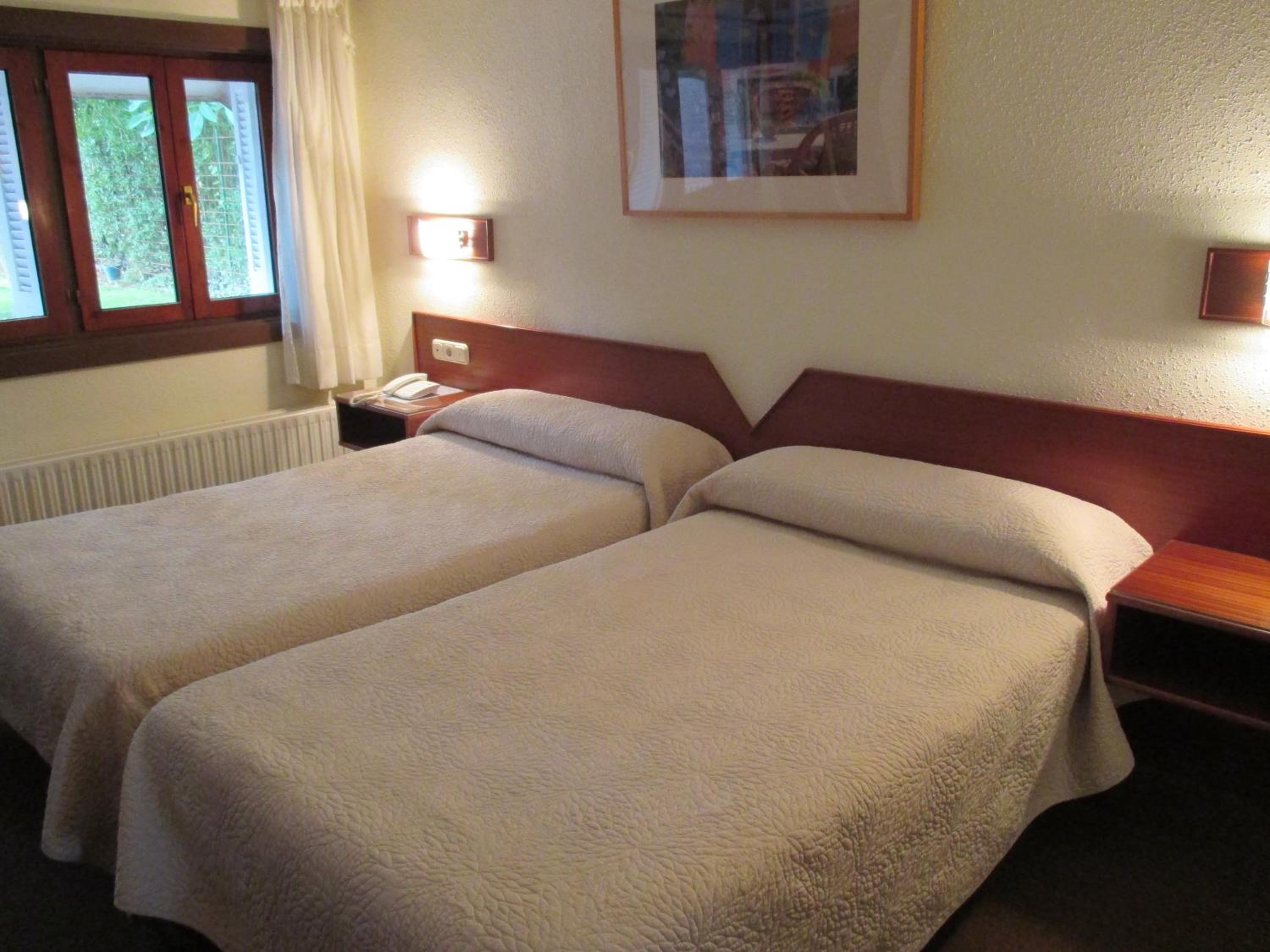 Economy Twin Room photo 2