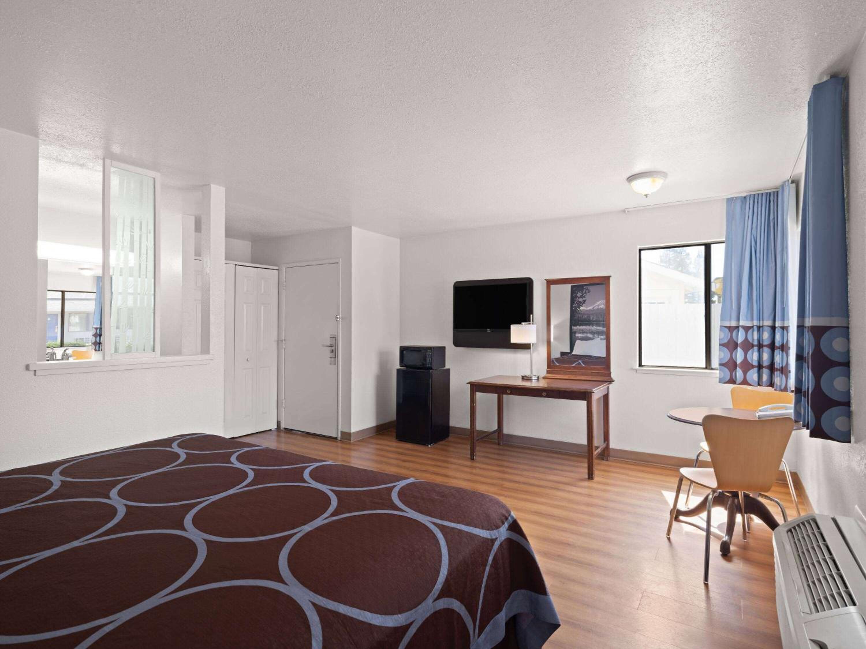 Deluxe King Room - Non-Smoking - Photo 4