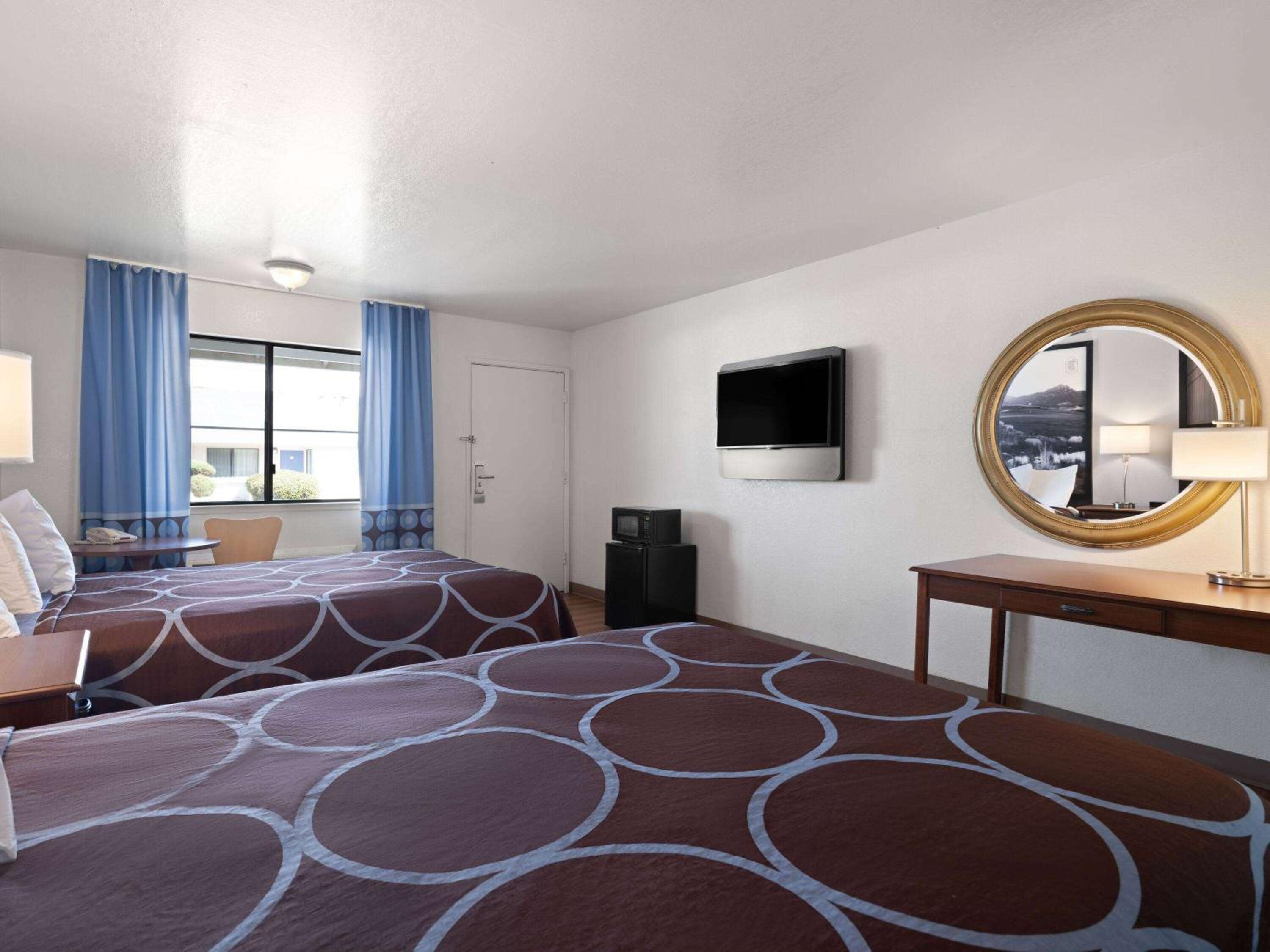 Queen Room with Two Queen Beds - Non-Smoking - Photo 2