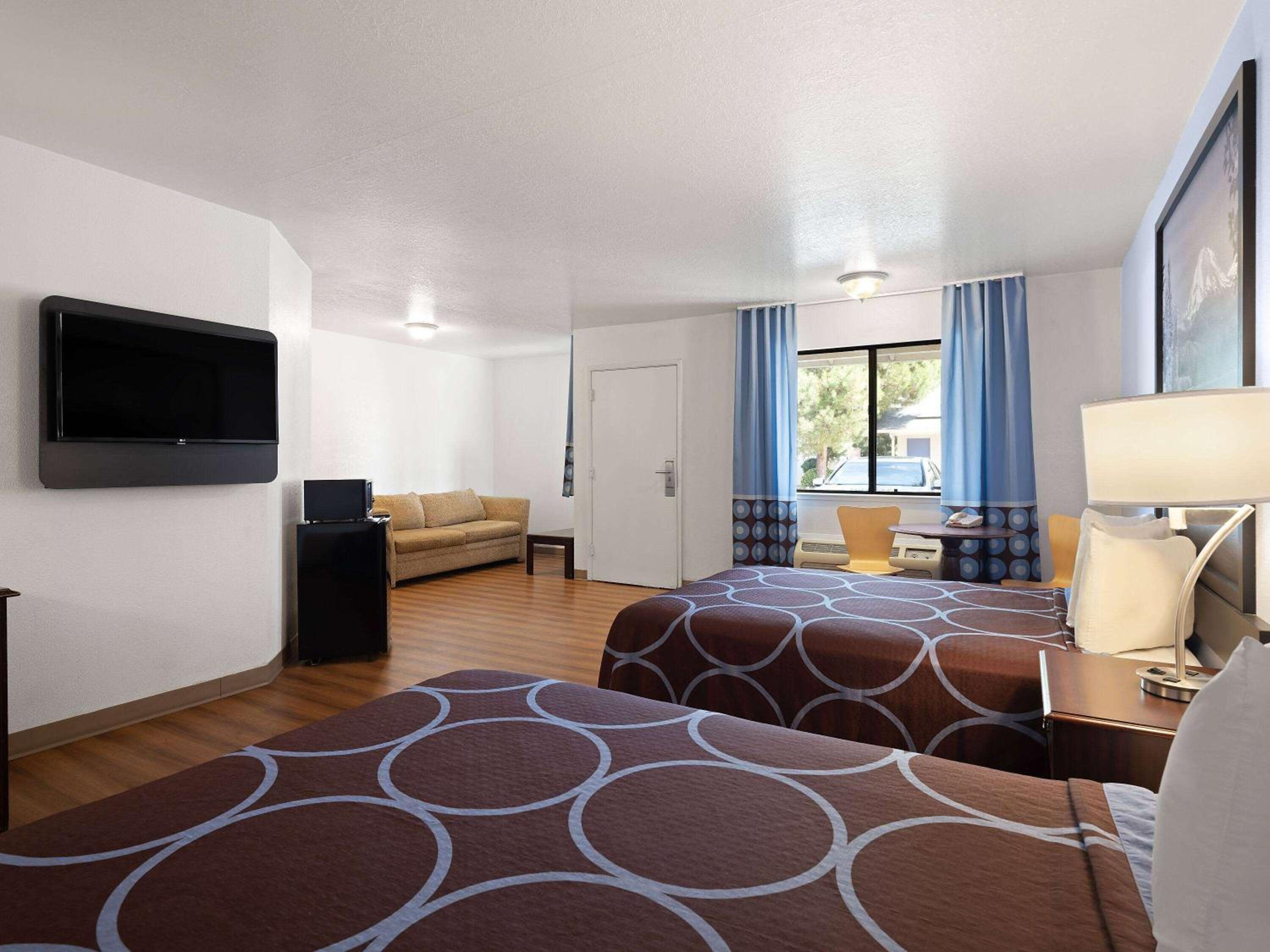 2 Queen Beds, Mobility Accessible Room, Bathtub w/ Grab Bars, Non-Smoking - Photo 2