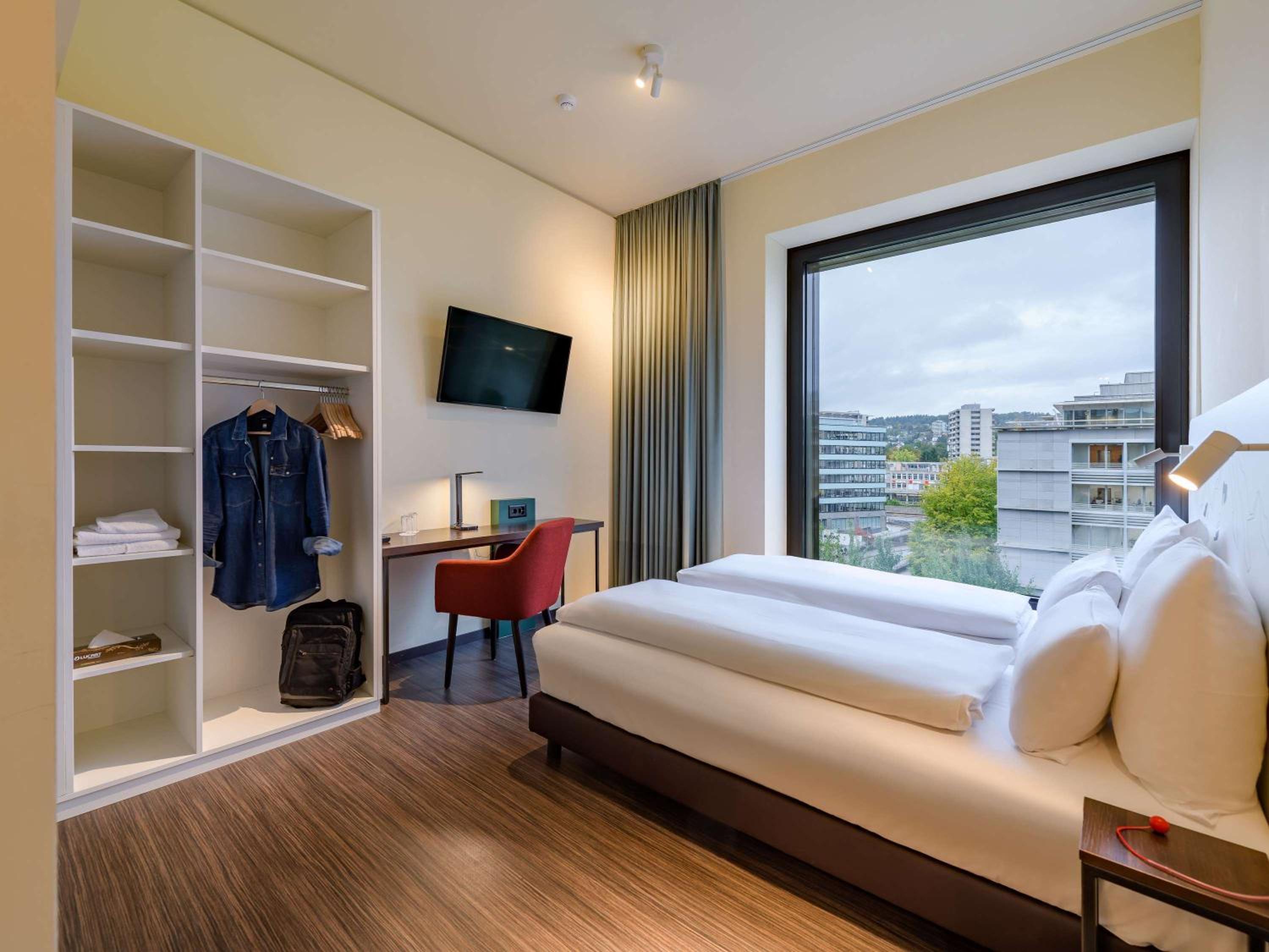 Comfort Queen Room - Mobility Accessible - Photo 1