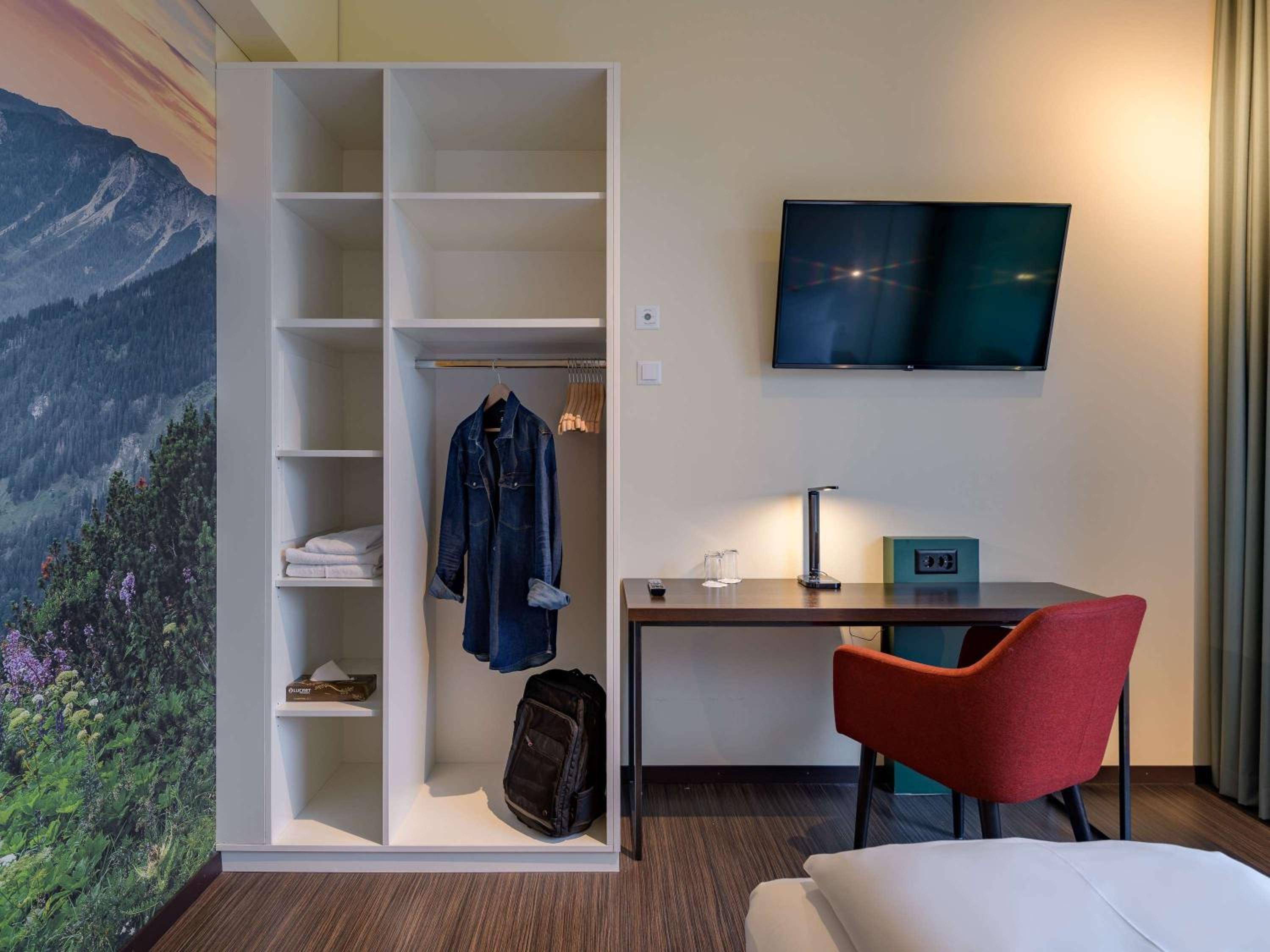 Comfort Queen Room - Mobility Accessible - Photo 2