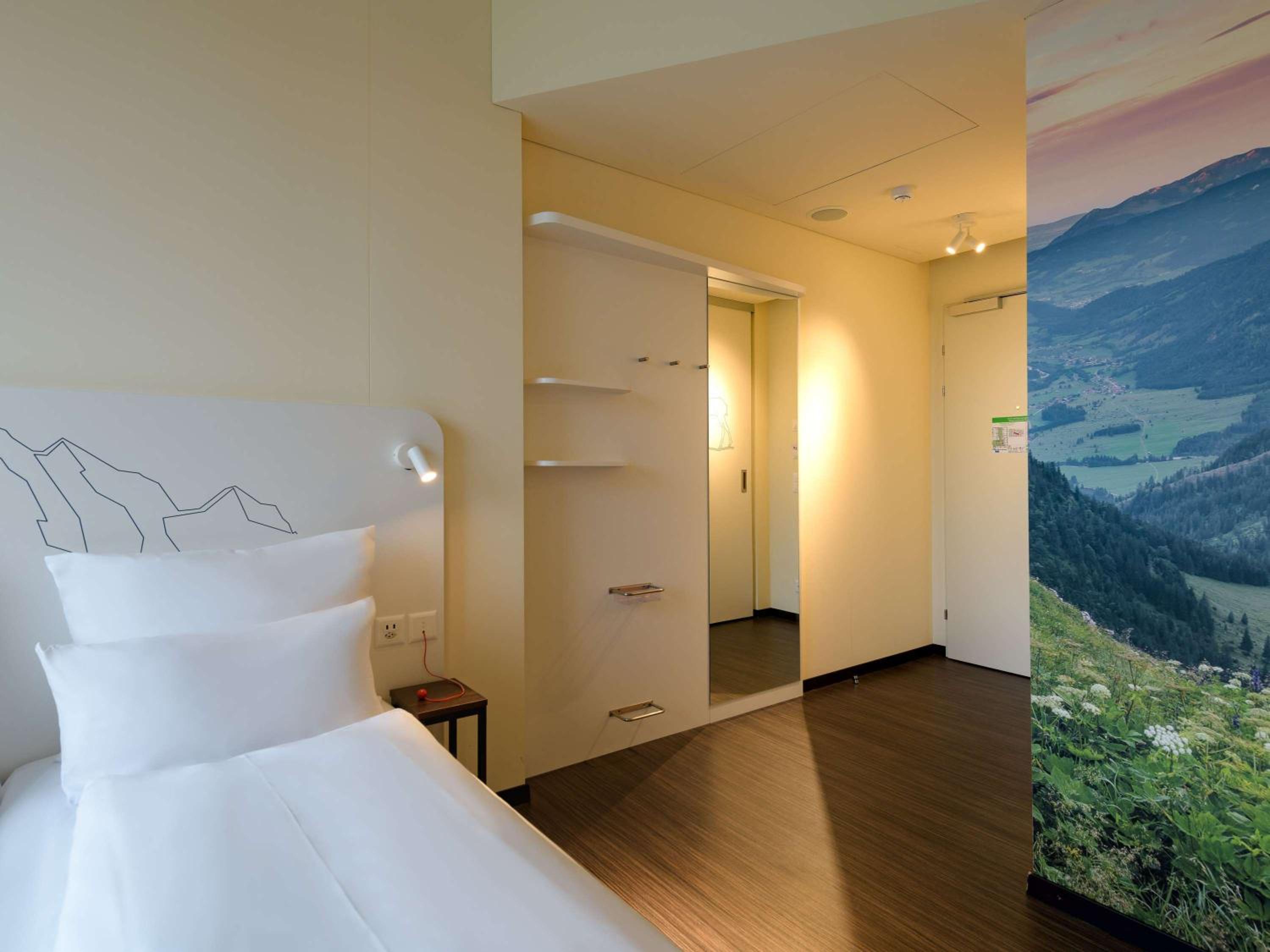 Comfort Queen Room - Mobility Accessible - Photo 5
