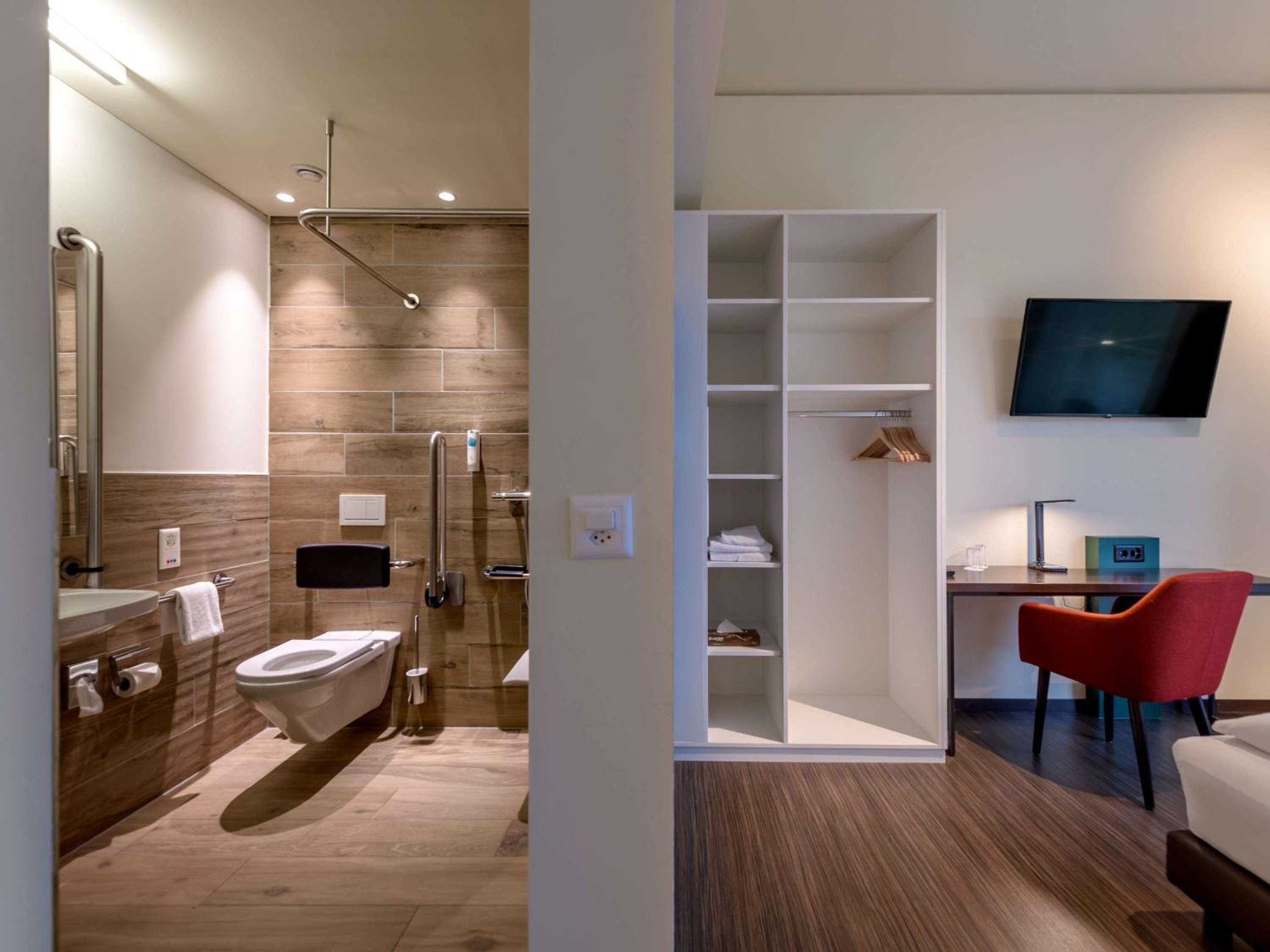 Comfort Queen Room - Mobility Accessible - Photo 4