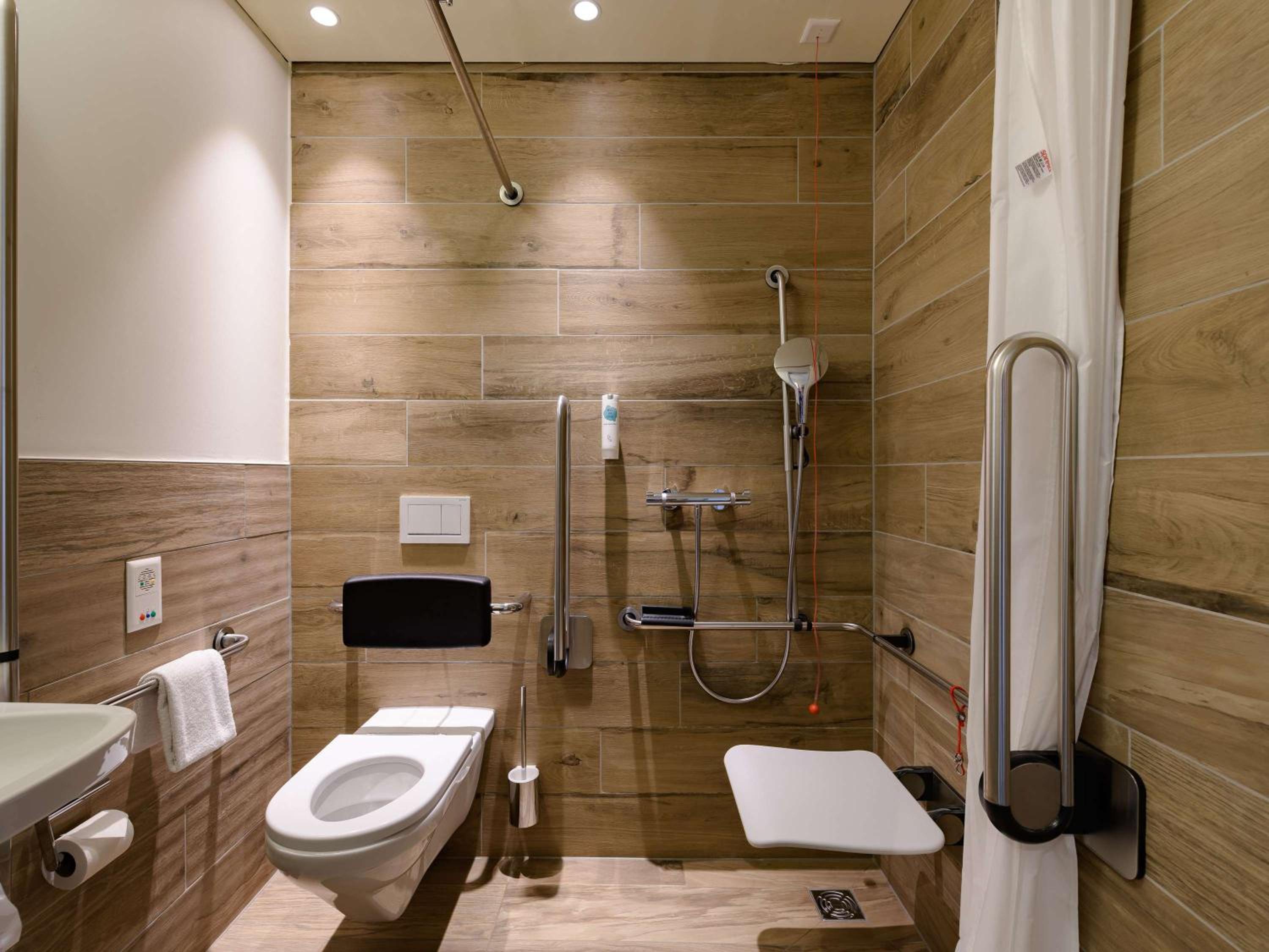 Comfort Queen Room - Mobility Accessible - Photo 3