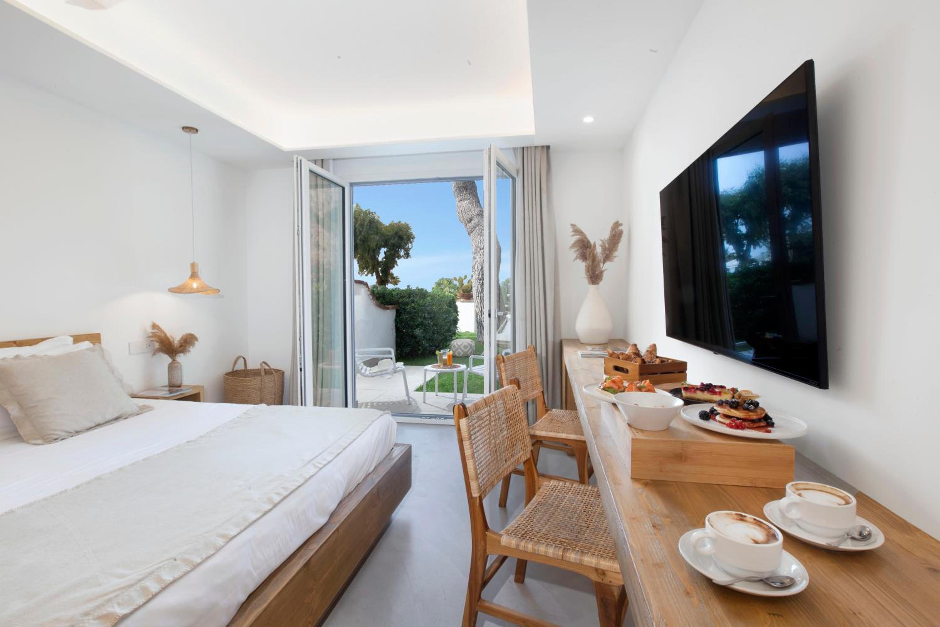 Double Room with Patio - Photo 7