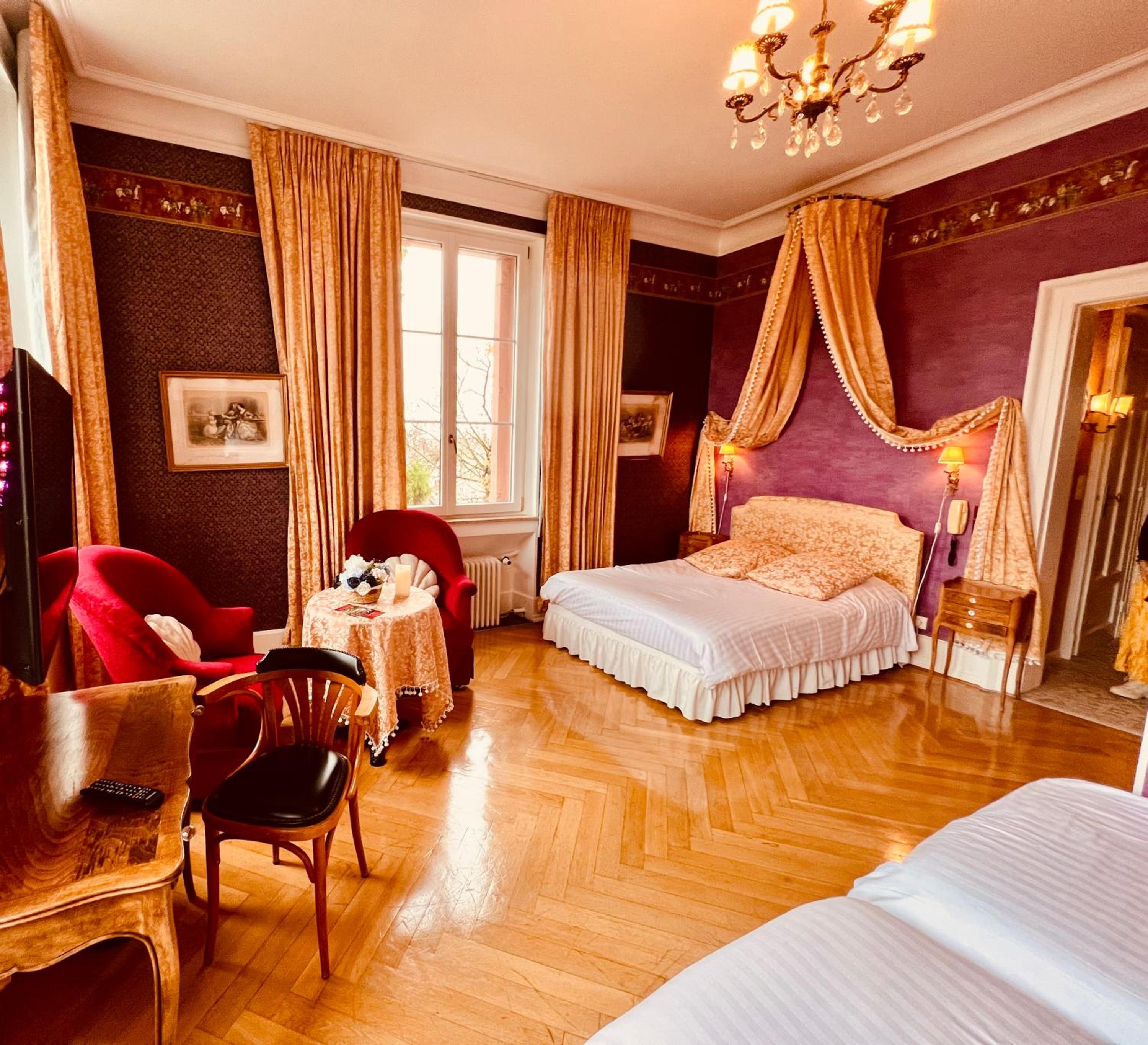 Romantic Family Room - Photo 1
