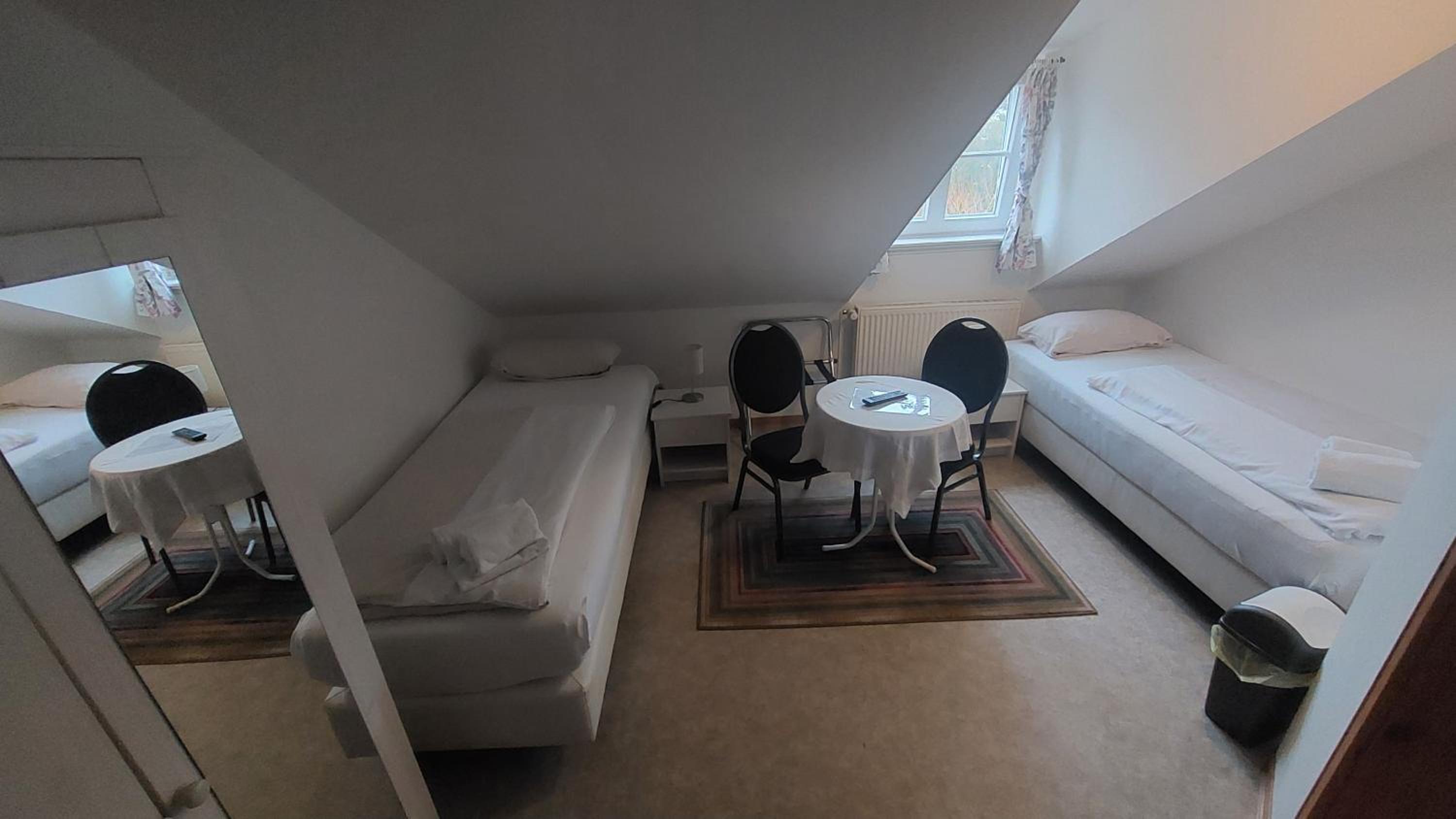 Small Twin Room - Photo 1