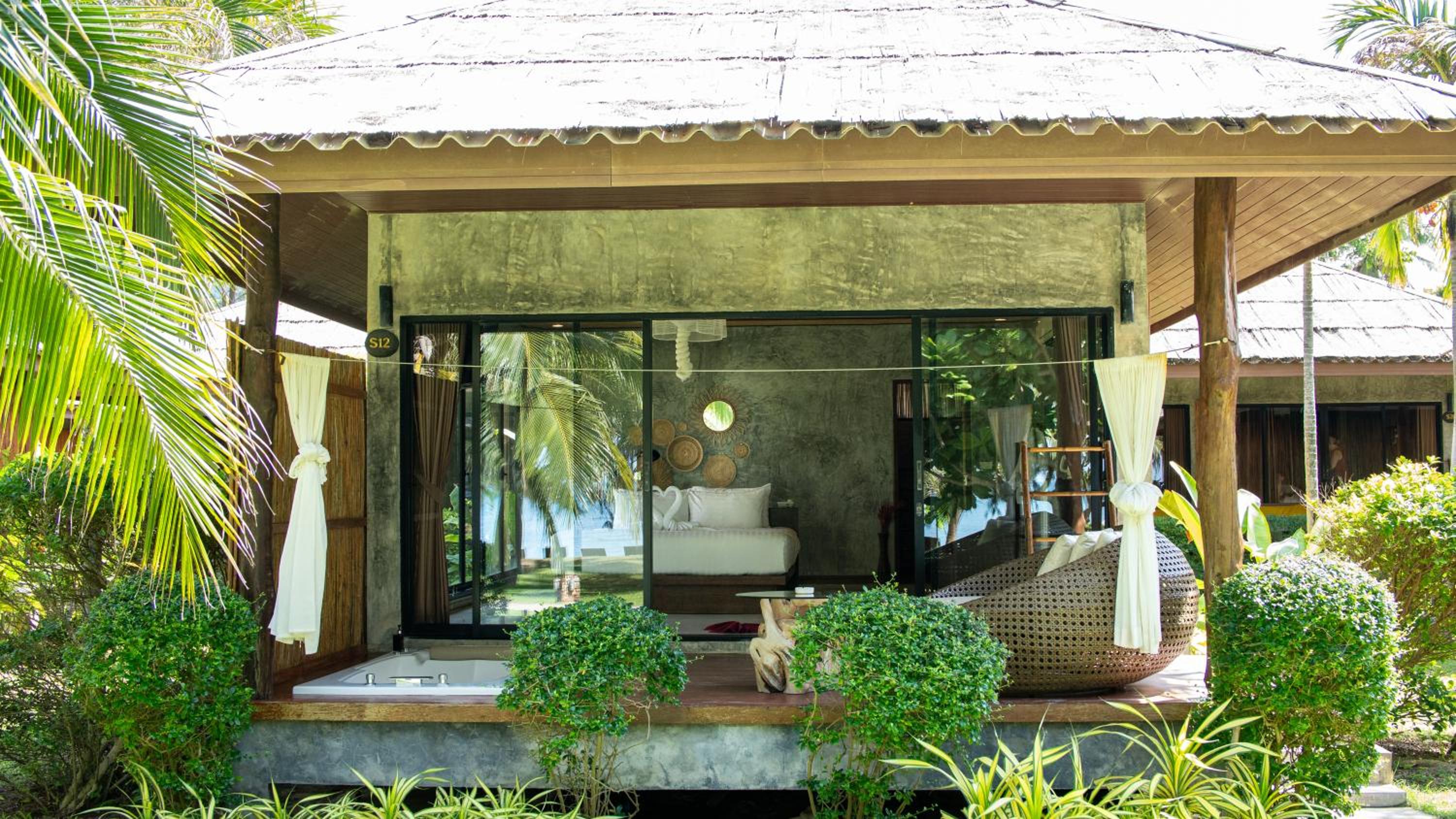 Beach Front Villa with Spa Bath photo 2