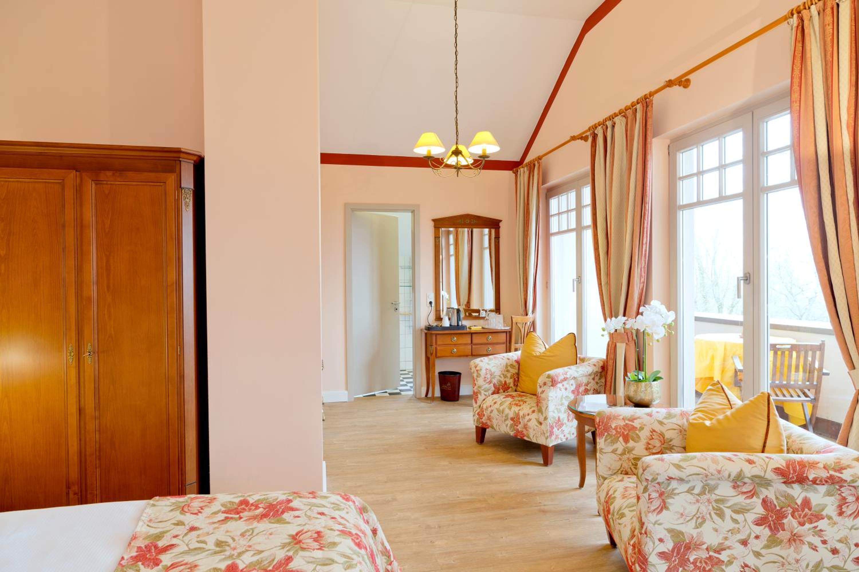 Double Room with Balcony or Terrace - Photo 7