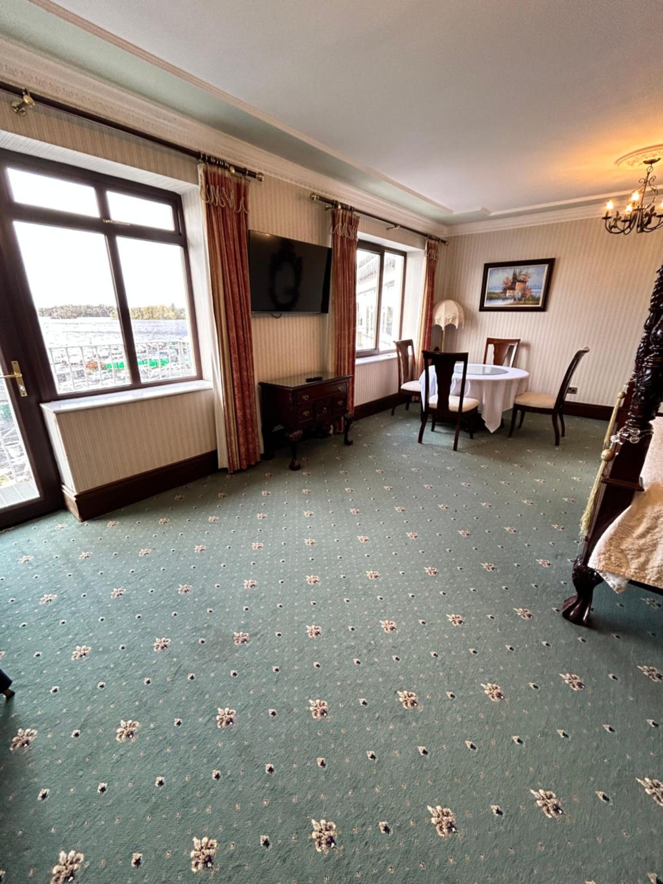 Deluxe Suite with Spa Bath - Photo 2
