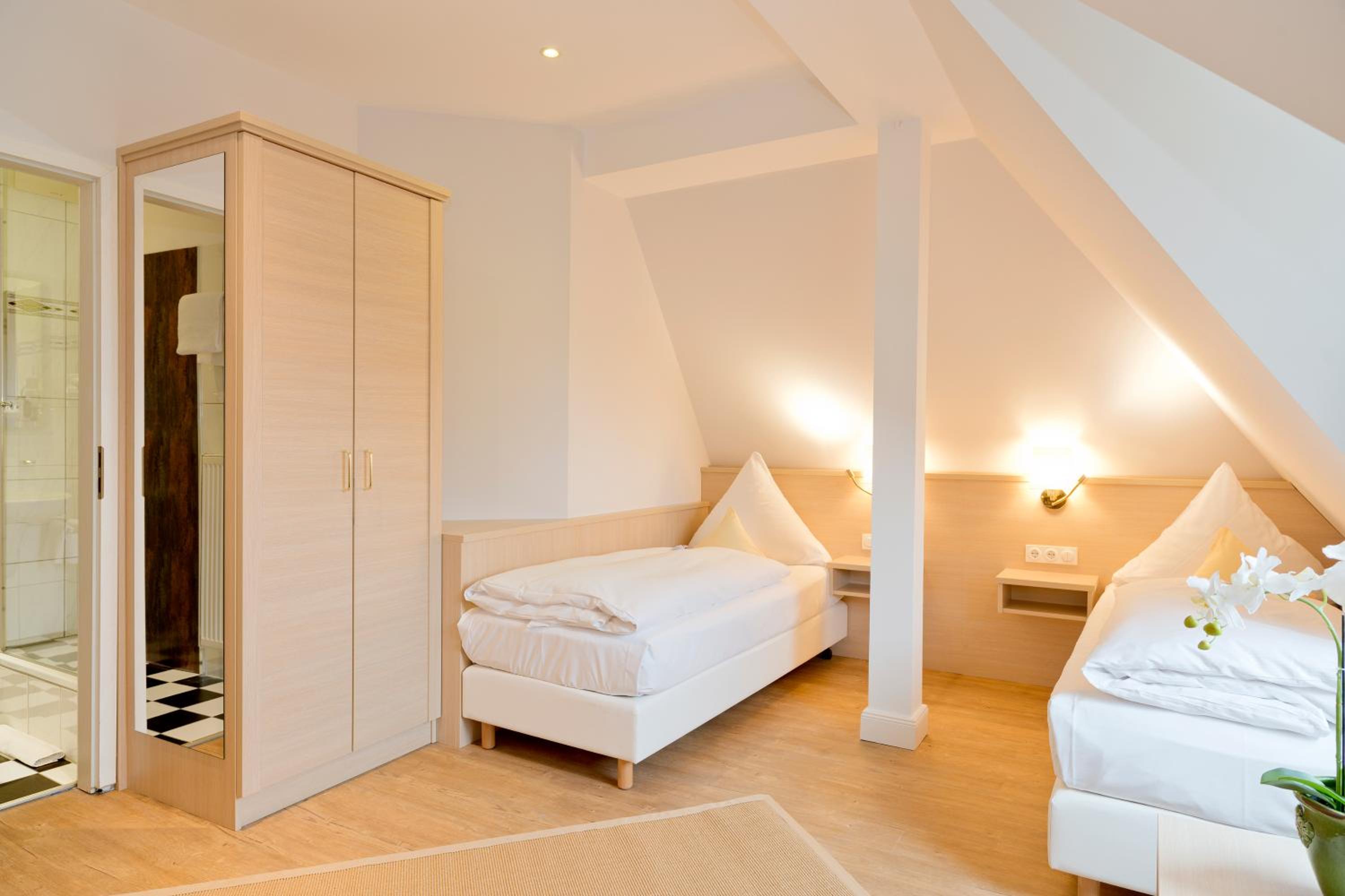 Family Room with Private Bathroom - Photo 5