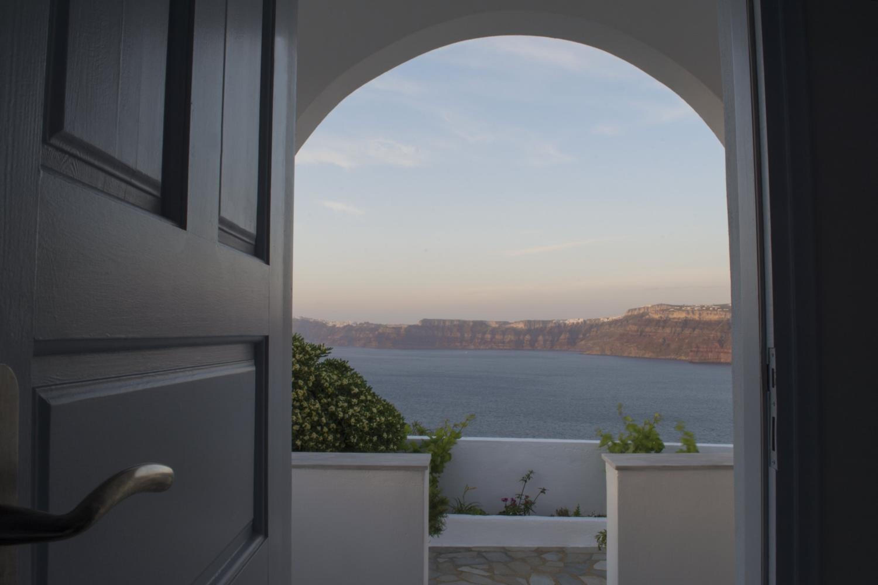 Superior Double Room with Veranda and Caldera View - Photo 23