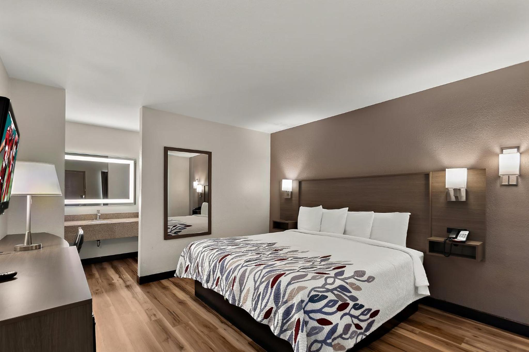 Standard King Room Second Floor Non-Smoking - Photo 3