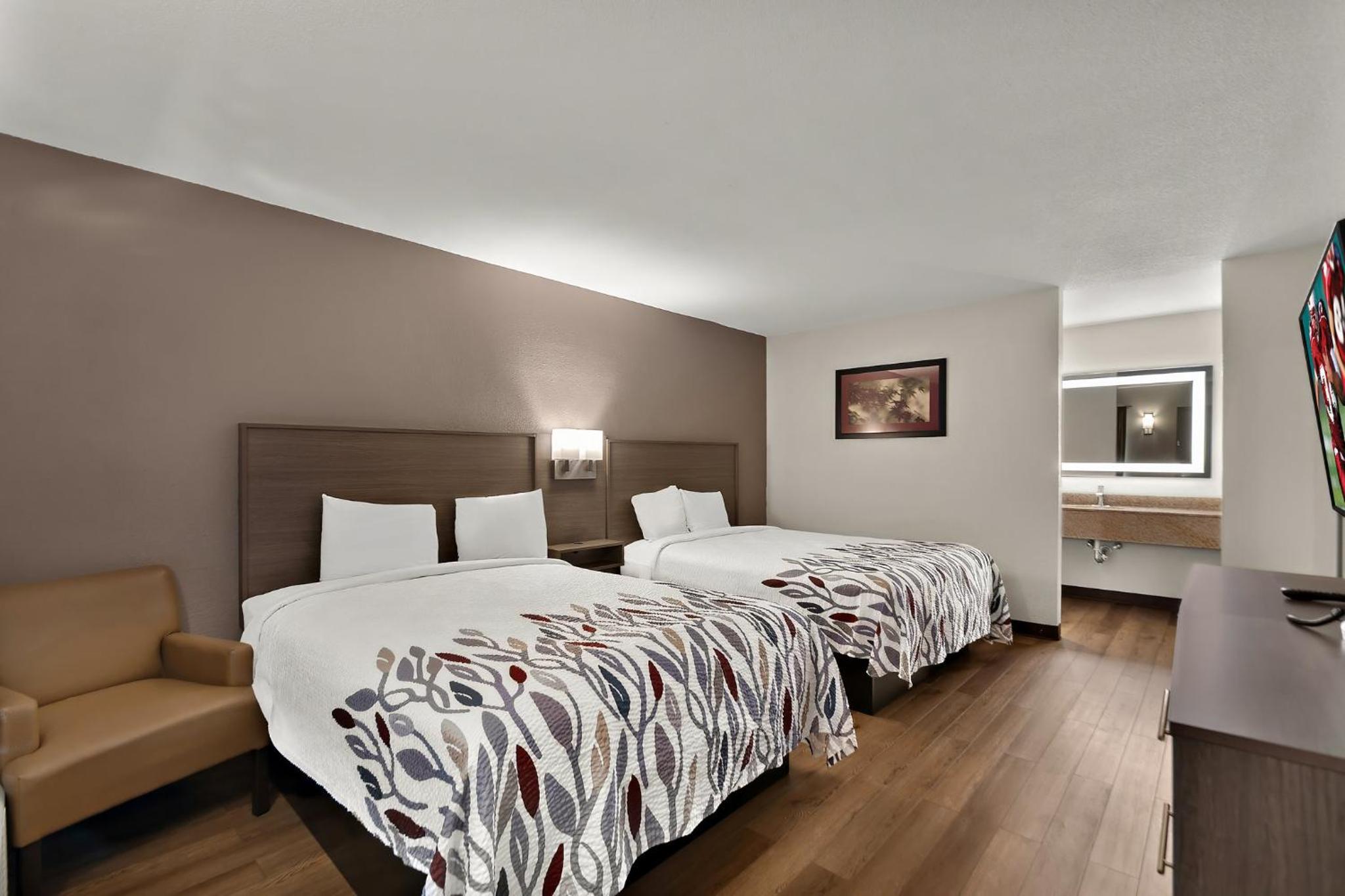 Deluxe Room with Two Queen Beds First Floor Non-Smoking - Photo 5