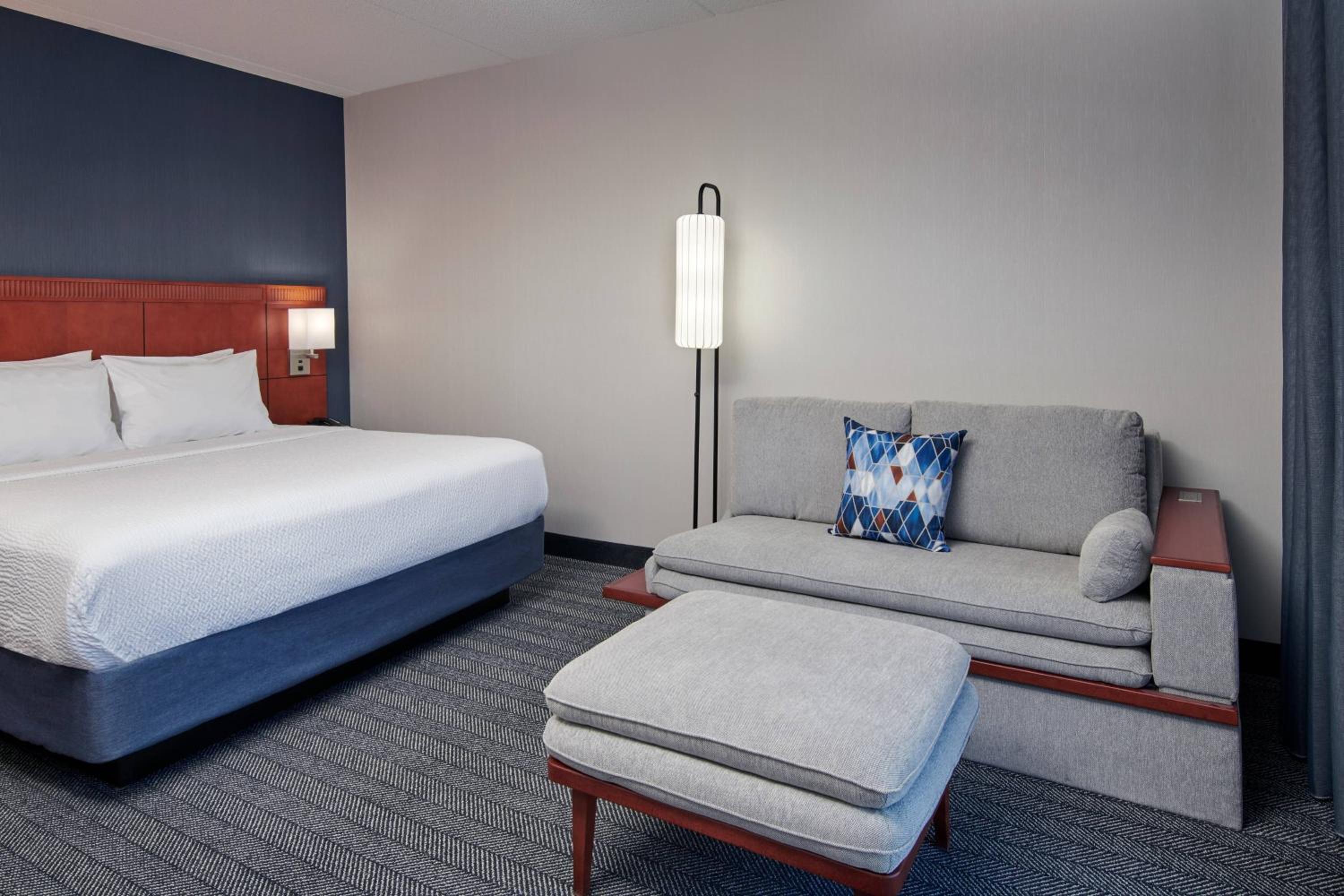 King Room with Sofa Bed - Photo 5