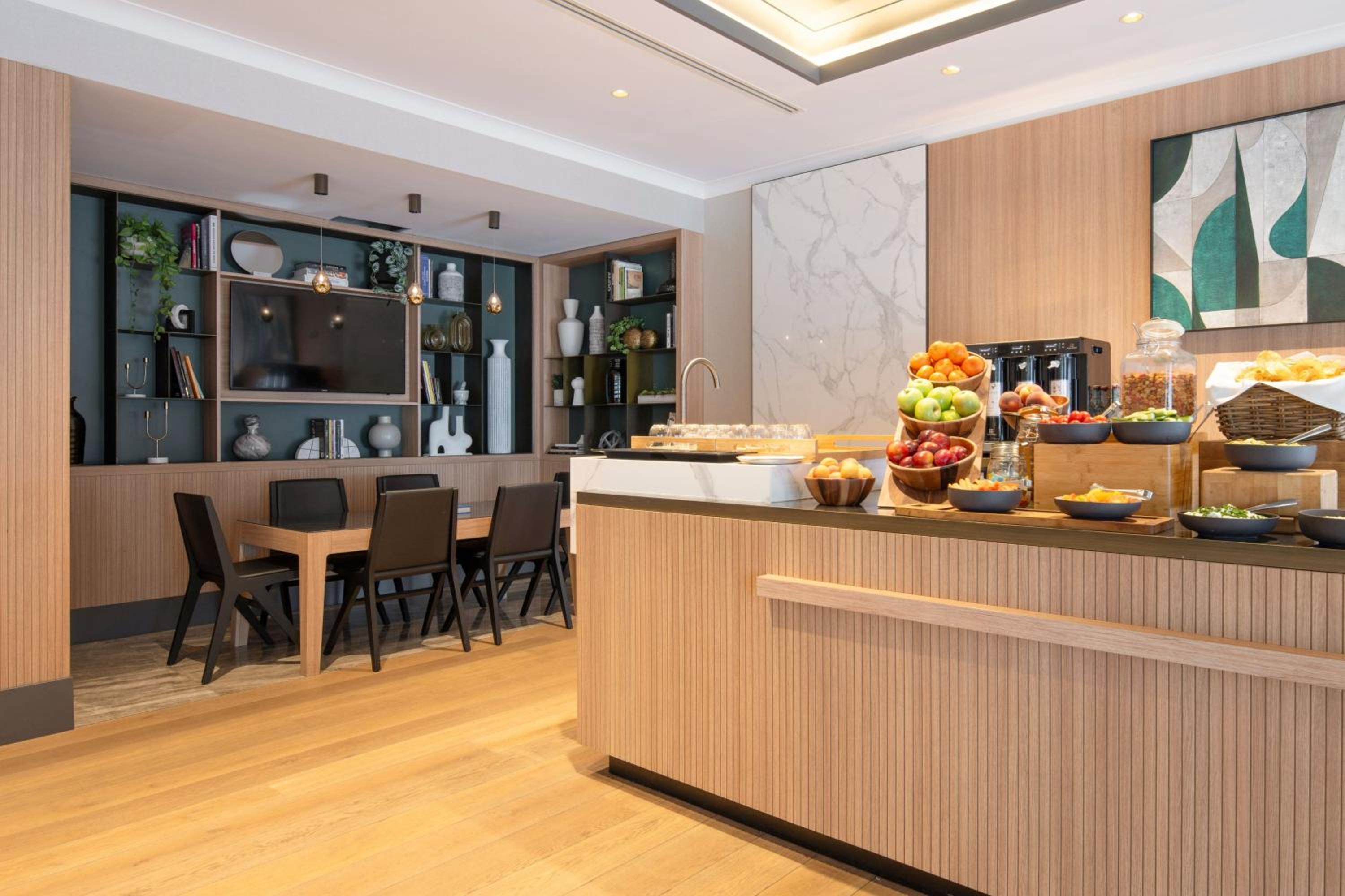 Junior King Suite - Club Lounge Access - Photo 11