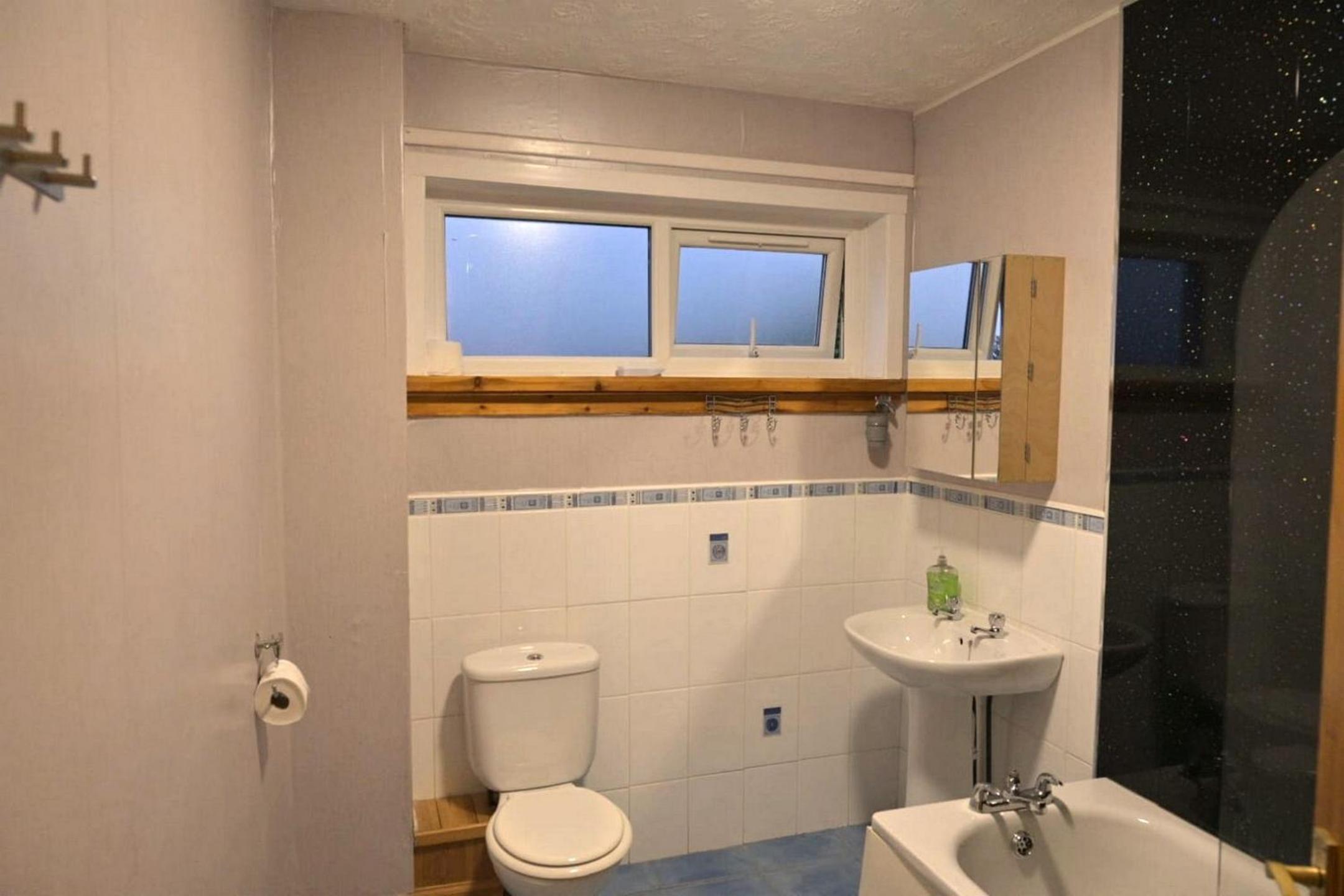 Four-Bedroom House photo 2