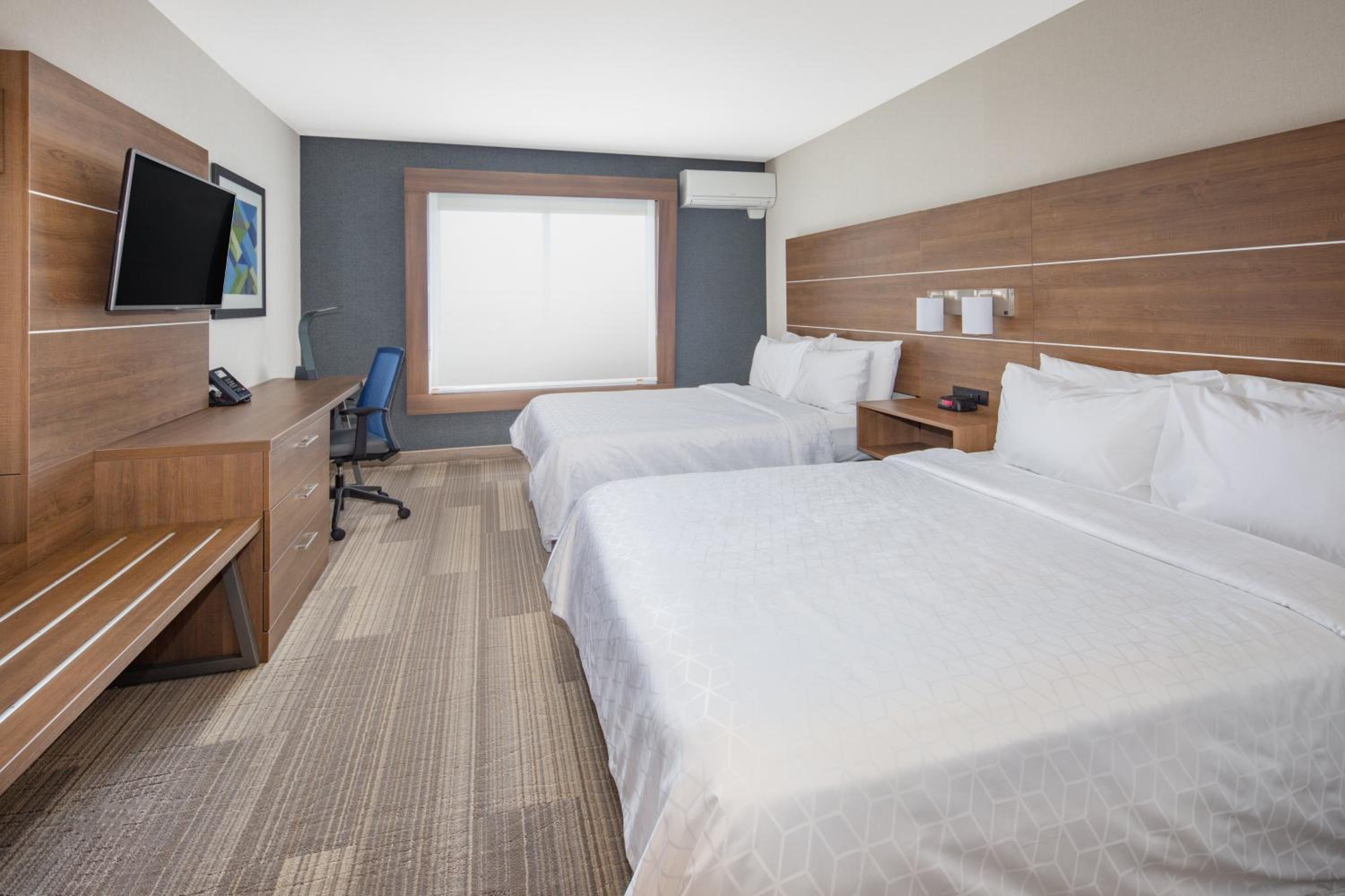 Standard Room with Two Queen Beds - Photo 2