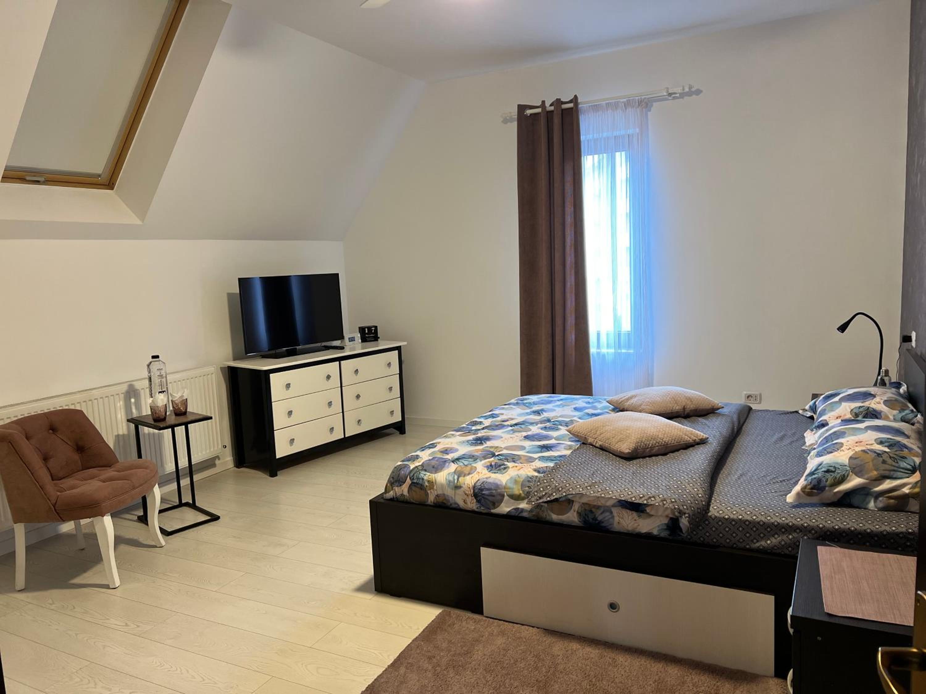 One-Bedroom Apartment photo 1