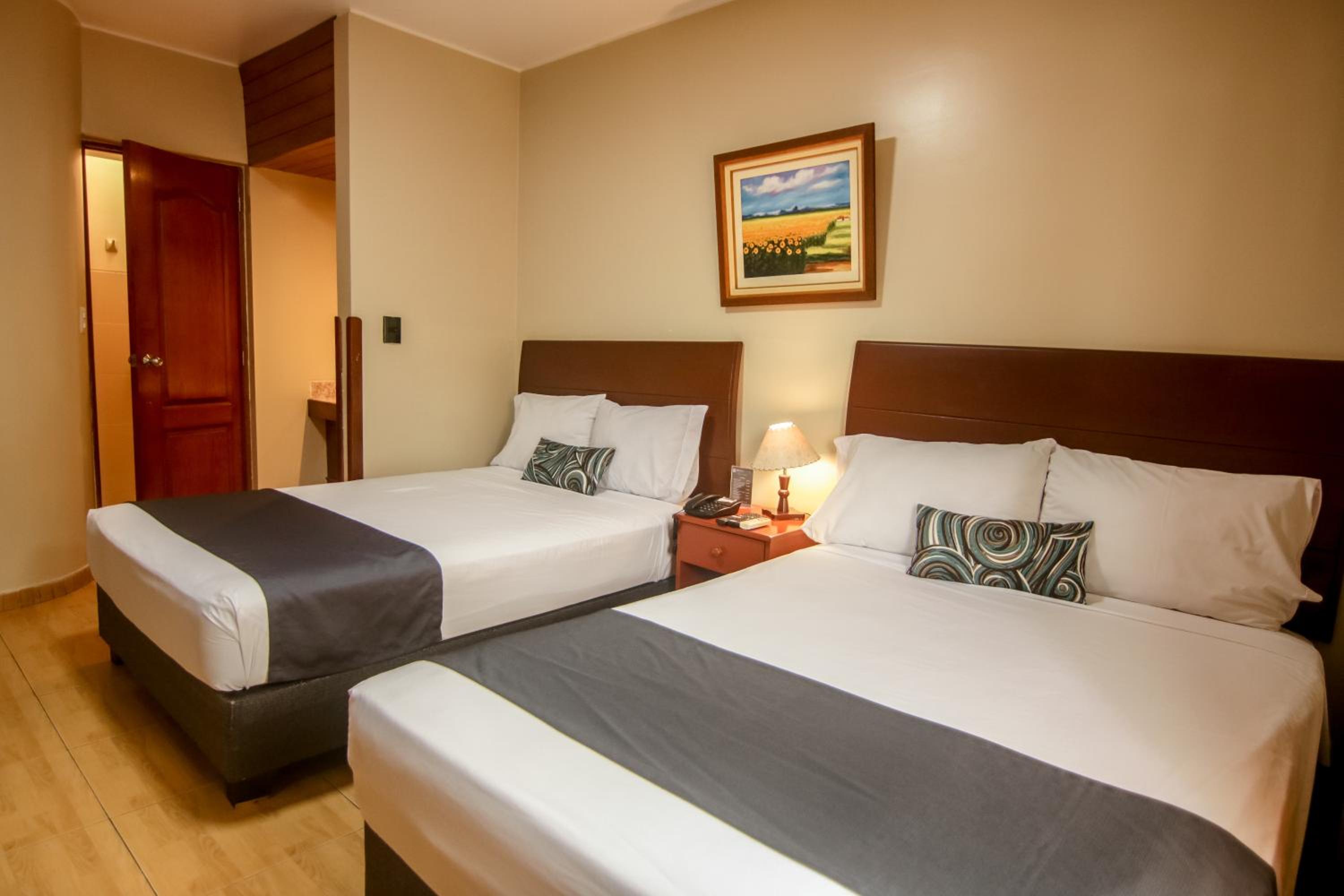 Double Room with Two Double Beds - Photo 9