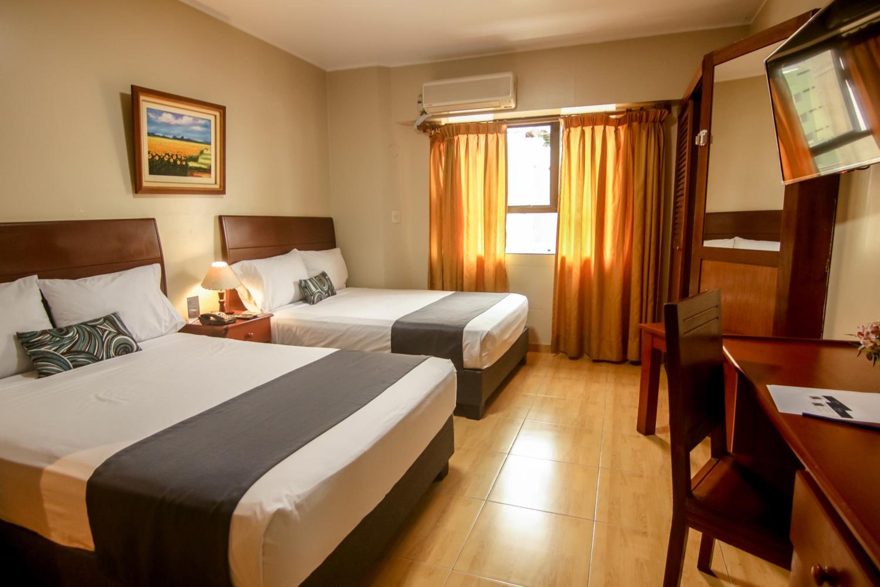 Double Room with Two Double Beds - Photo 8