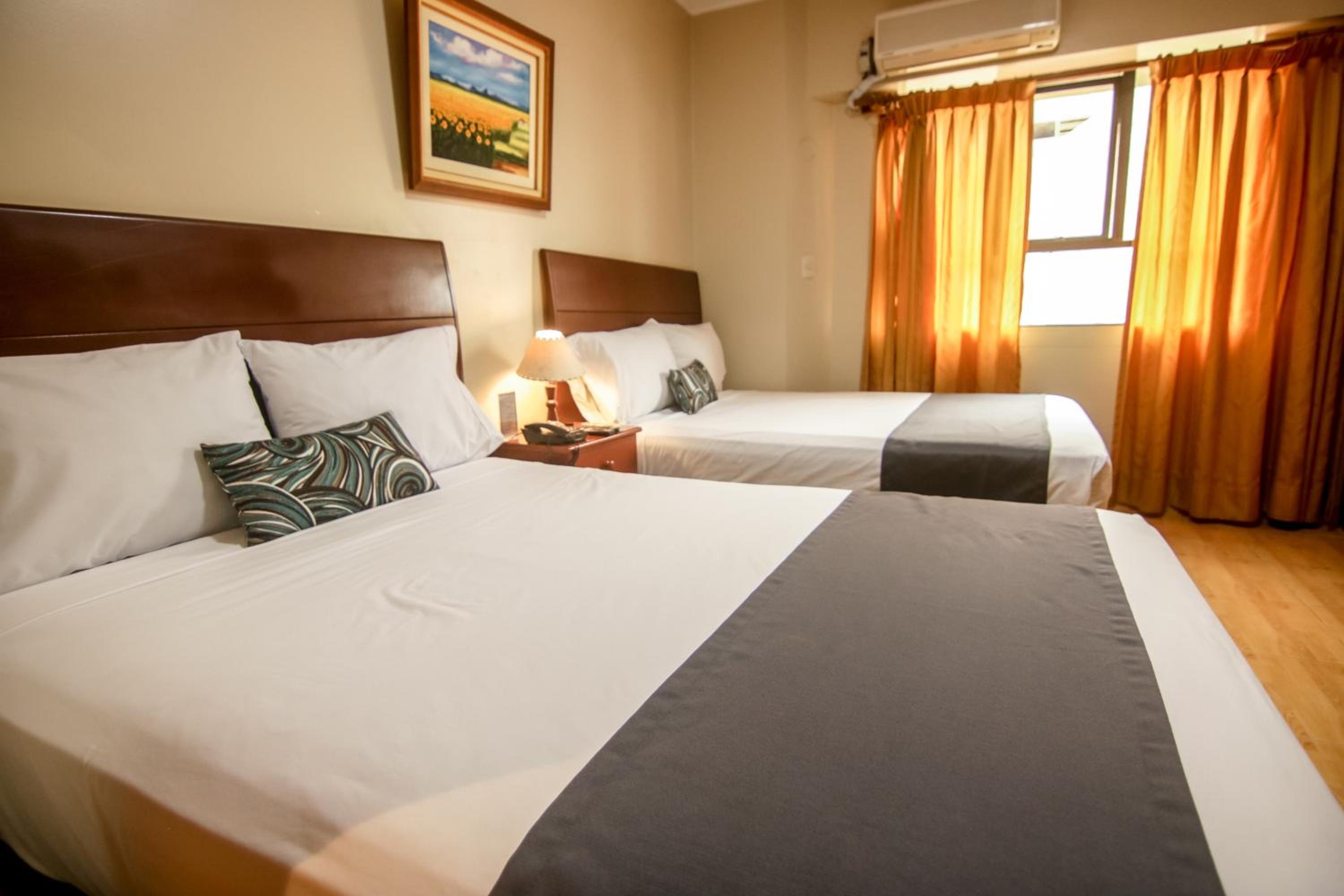 Double Room with Two Double Beds - Photo 2