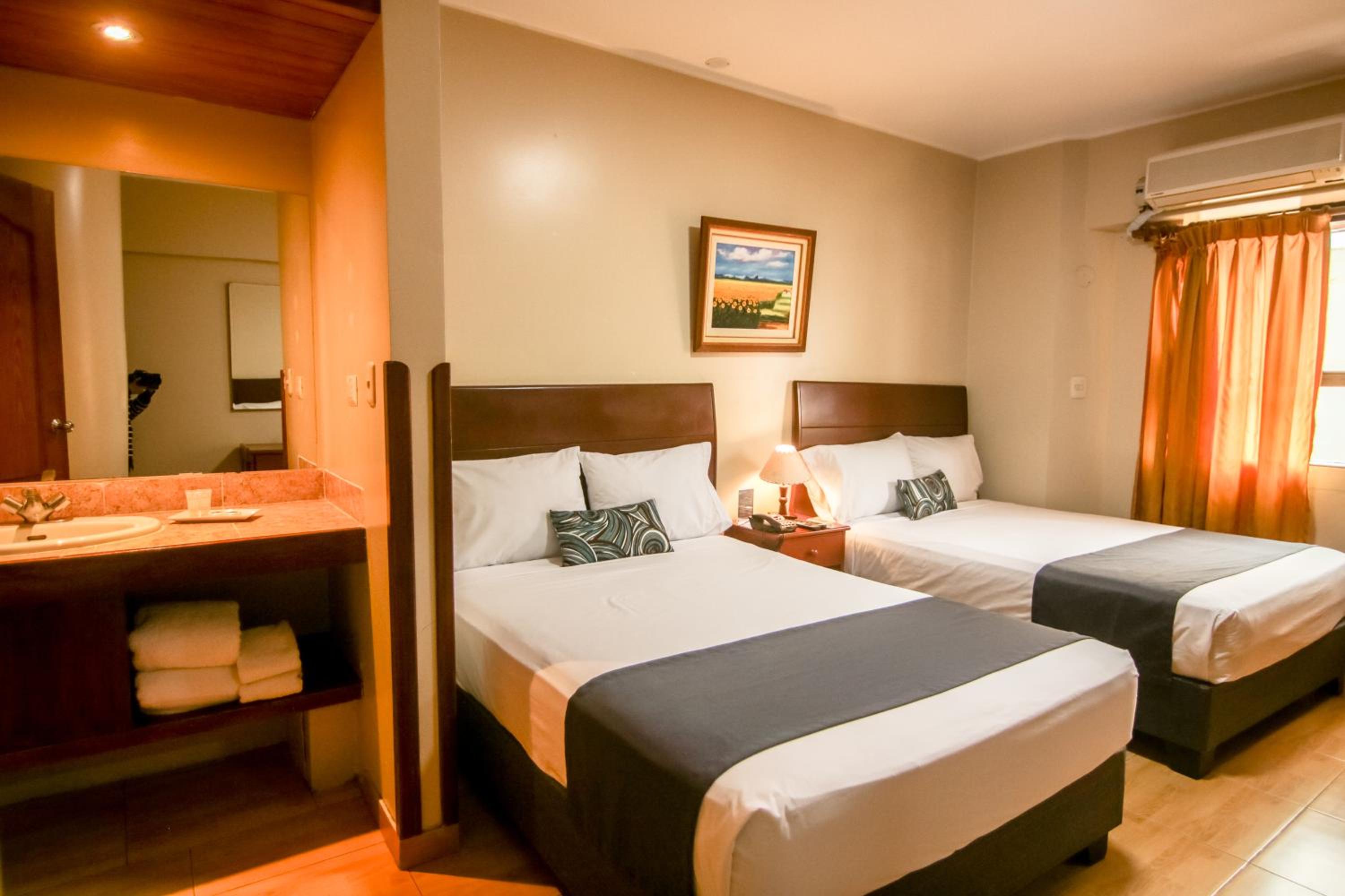 Double Room with Two Double Beds - Photo 5
