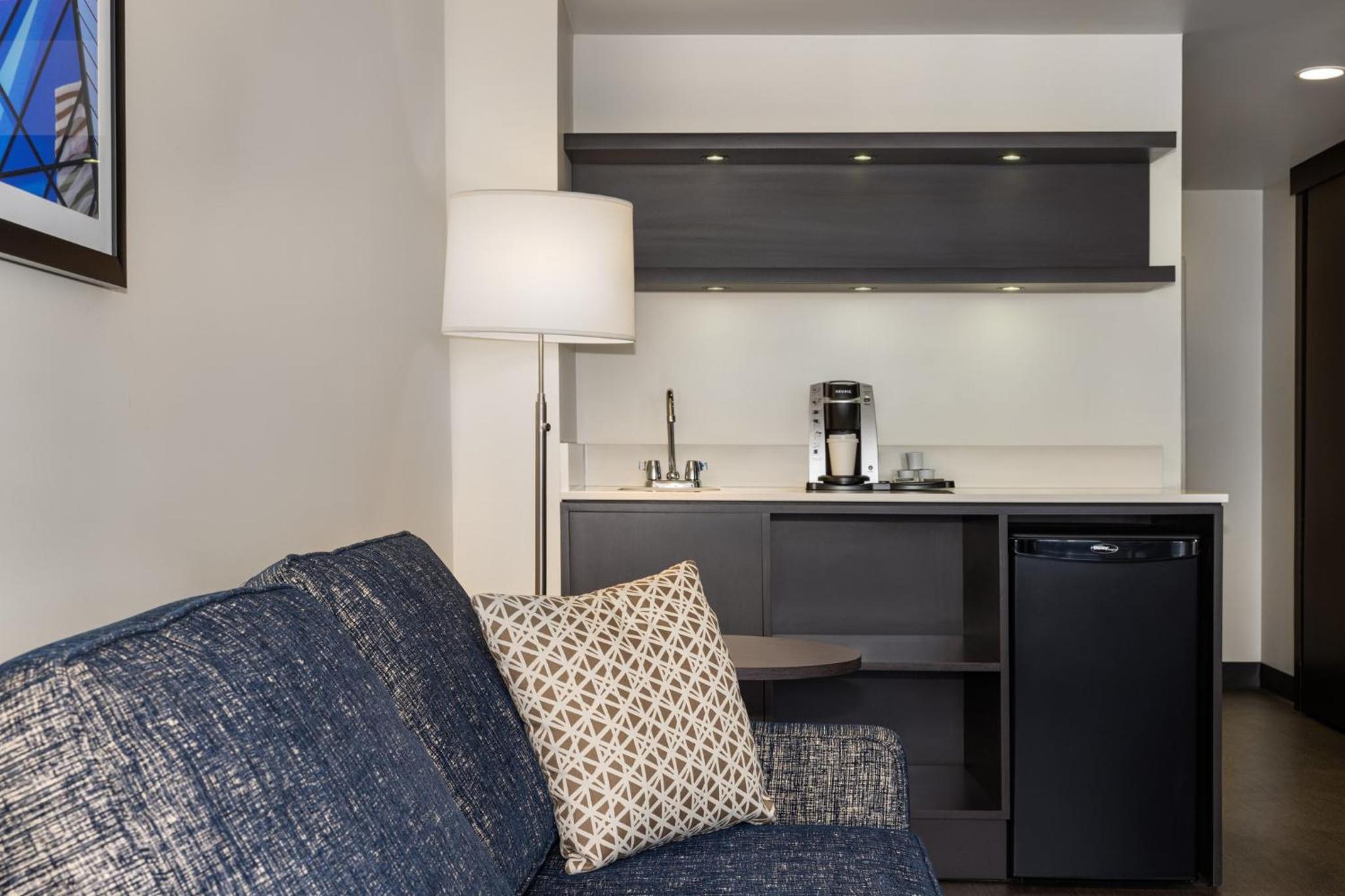 King Suite with City View - Photo 8